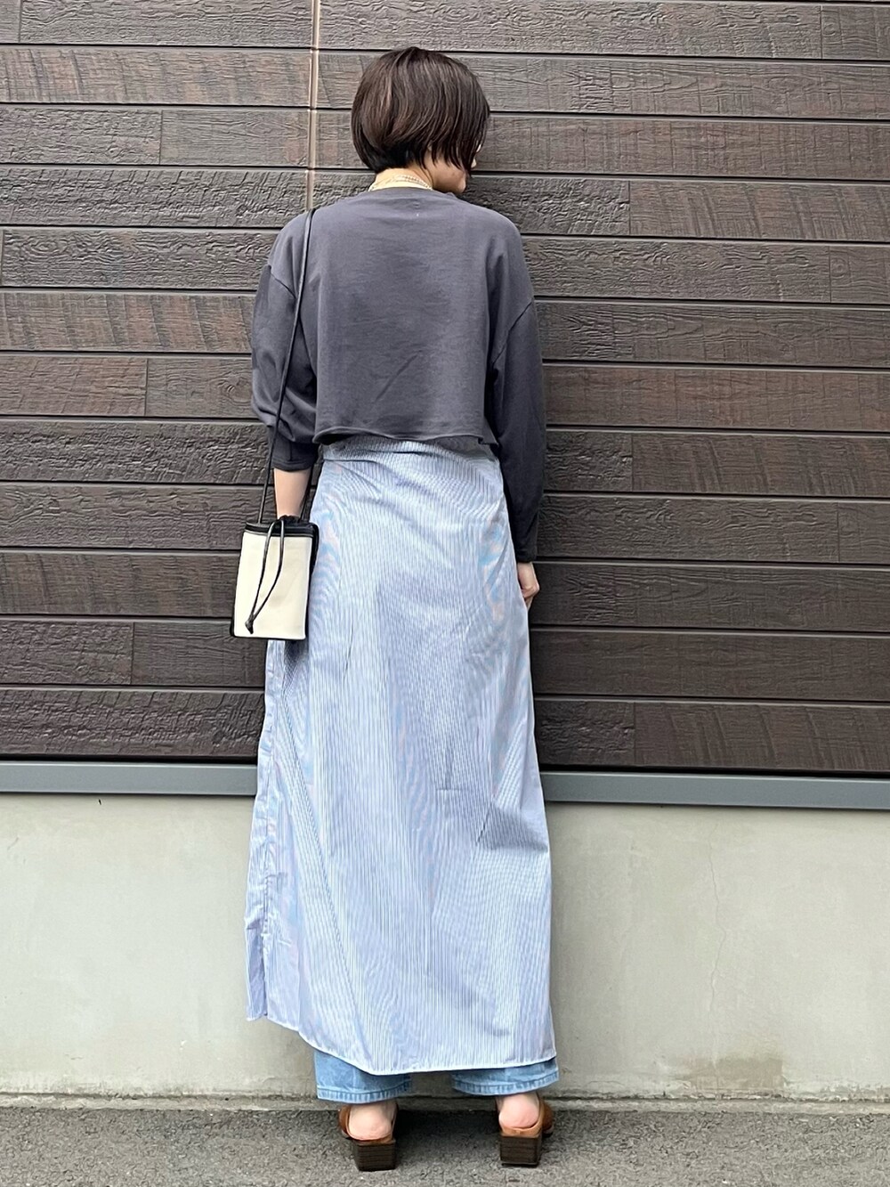 「春コーデ、休日コーデ、春服コーデ、大人カジュアル、バケットバッグ、シャツワンピ、ストライプ、高身長コーデ、骨格ナチュラル、プチプラ、巻きスカート、デニム、ミュール」｜「Green　Parksのクロップド丈ロゴプルオーバー（スウェット、グレー系）」を使った、yokoyama_yuuuさん（レディース・173cm）の春コーディネートの3枚目の写真