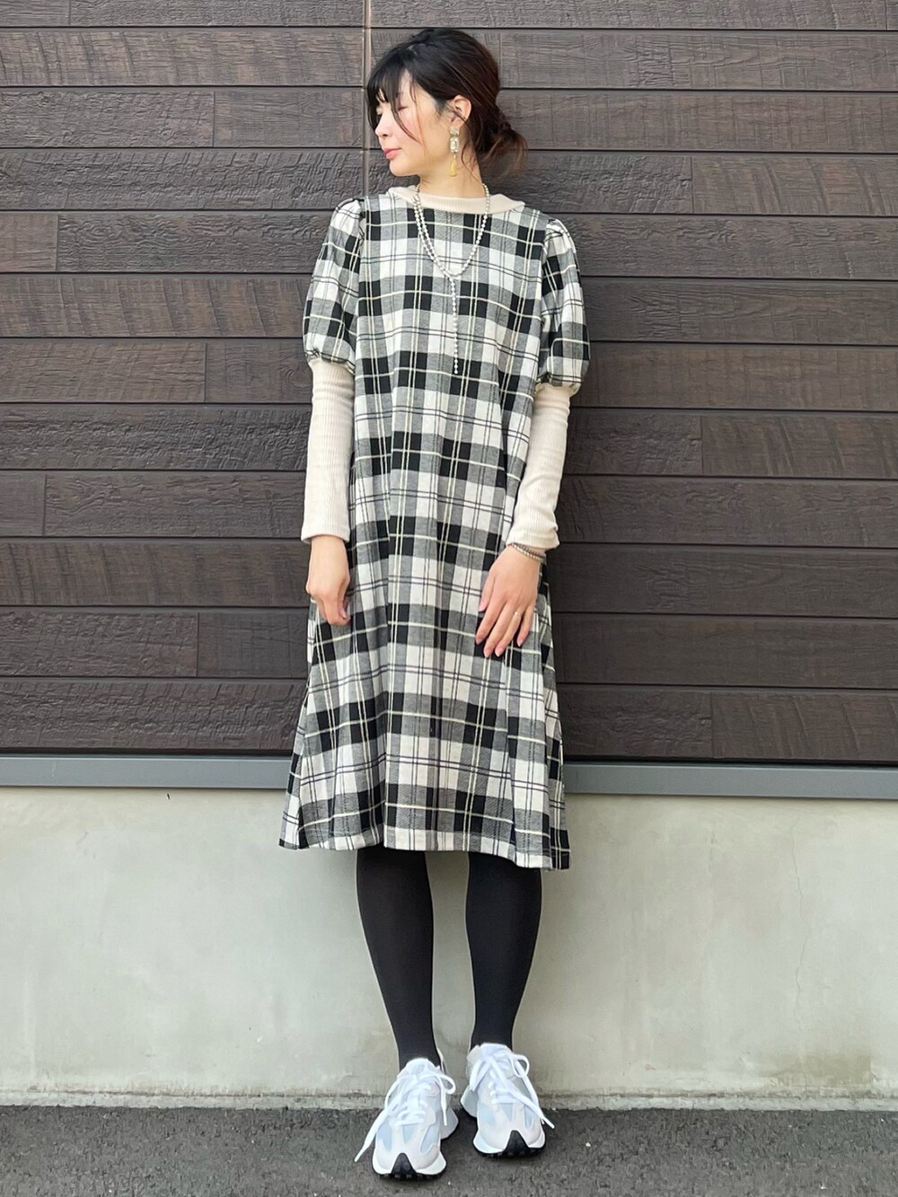 「休日スタイル、プチプラ、おしゃれさんと繋がりたい、ワンピース、高身長コーデ、骨格ナチュラル、チェック、カーディガン、春コーデ、グリーン、スニーカー、ニューバランス、裏起毛」｜「Sugar spoonの・SUGAR SPOON ウラキモウVネックカーディガン＊（カーディガン/ボレロ、グリーン系）」を使った、yokoyama_yuuuさん（レディース・173cm）の冬コーディネートの4枚目の写真