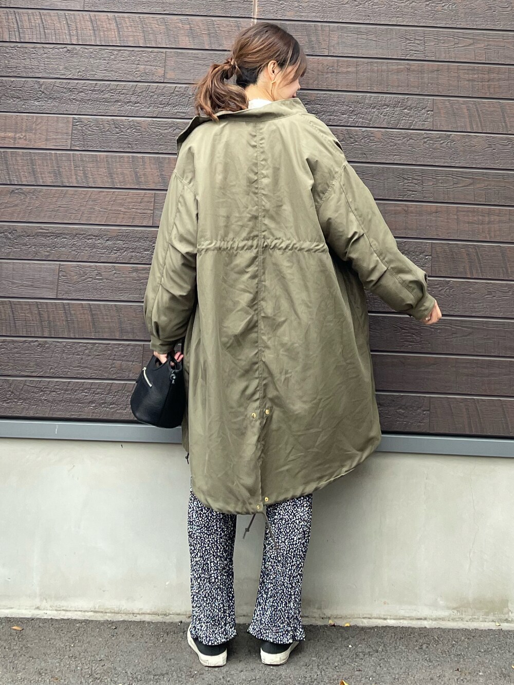「大人カジュアル、きれいめカジュアル、おしゃれさんと繋がりたい、プチプラ、モッズコート、カーキ、ニット、レイヤードスタイル、プリーツパンツ、レオパード、ミニバッグ、ショルダーバッグ、高身長コーデ、骨格ナチュラル、スニーカー」|「Green Parksの厚みショート丈Vネックプルオーバー*(ニット/セーター、ホワイト系)」を使った、yokoyama_yuuuさん(レディース・173cm)の冬コーディネートの2枚目の写真