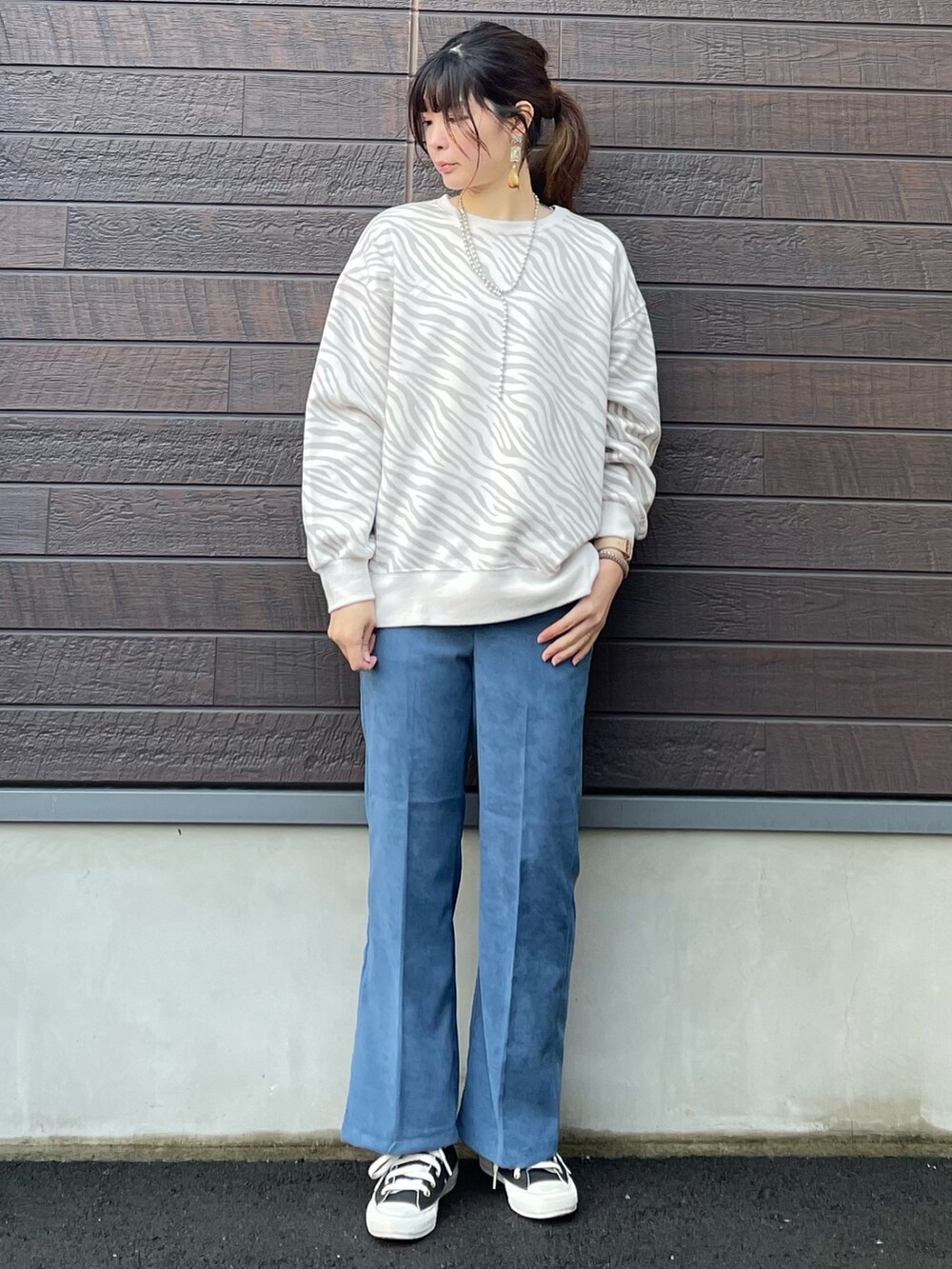 「おしゃれさんと繋がりたい、大人カジュアル、カジュアルコーデ、春カラー、ワントーンコーデ、ブルー、スウェット、プリントスウェット、アニマル柄、休日スタイル、モッズコート、フレアパンツ、ミニバッグ、スニーカー、コンバース」｜「ELENCARE DUEの・ELENCARE DUE SET2点ライナー×モッズ＊（モッズコート、ブルー系）」を使った、yokoyama_yuuuさん（レディース・173cm）の冬コーディネートの3枚目の写真
