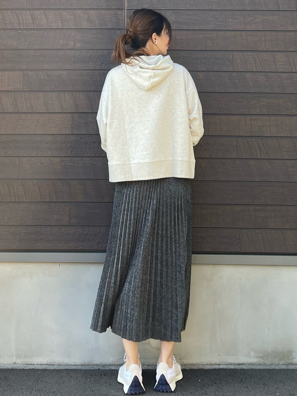 「大人カジュアル、きれいめカジュアル、休日スタイル、プチプラ、高身長コーデ、骨格ナチュラル、スウェット、ロゴスウェット、カレッジスウェット、プリーツスカート、ラメ、スニーカー、ニューバランス、春コーデ、春先取り」｜「Green　Parksのカレッジロゴプリントフーディー＊（パーカー、ホワイト系）」を使った、yokoyama_yuuuさん（レディース・173cm）の冬コーディネートの3枚目の写真