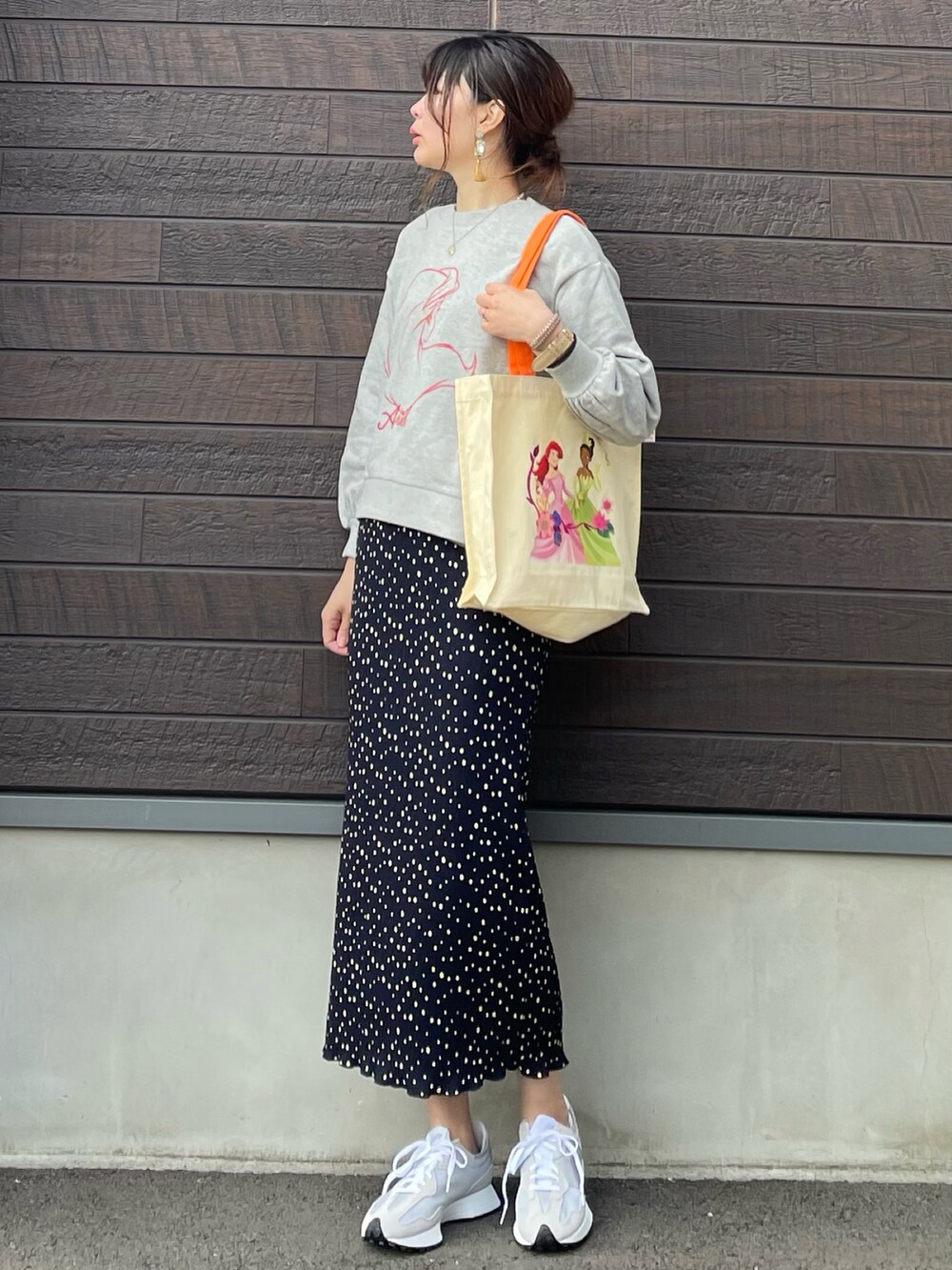 「春服みてみて、休日コーデ、春コーデ、ニューバランス、プチプラ、プチプラコーデ、骨格ナチュラル、トートバッグ、デニムコーデ、プルオーバー、disney、プリンセス、ドット、スカート」｜「Green　ParksのDisney Princess/袖ボリューム裏毛プル＊（スウェット、グレー系）」を使った、yokoyama_yuuuさん（レディース・173cm）の春コーディネートの2枚目の写真