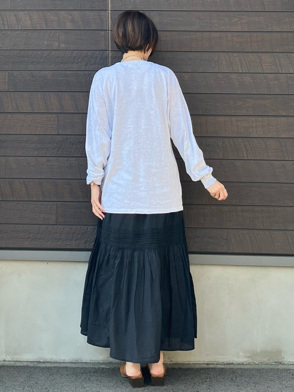 「春コーデ、大人カジュアル、春服コーデ、高身長コーデ、春服デビュー宣言、デニムジャケット、骨格ナチュラル、ティアードスカート、ロンT、ロゴT、ミュール、編みバッグ、シルバー」｜「Green　Parksのノーカラーデニムジャケット（デニムジャケット、ブルー系）」を使った、yokoyama_yuuuさん（レディース・173cm）の春コーディネートの5枚目の写真
