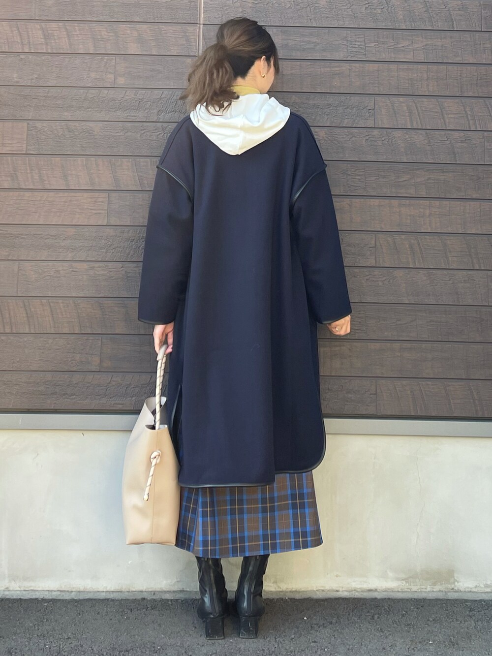 「大人カジュアル、きれいめカジュアル、パーカー、タートルネック、プチプラ、休日コーデ、パイピングコート、コート、おしゃれさんと繋がりたい、チェックスカート、マーメイドスカート、トートバッグ、高身長コーデ、骨格ナチュラル、ショートブーツ」｜「Green　Parksのシアータートルインナー（Tシャツ/カットソー、イエロー系）」を使った、yokoyama_yuuuさん（レディース・173cm）の冬コーディネートの3枚目の写真