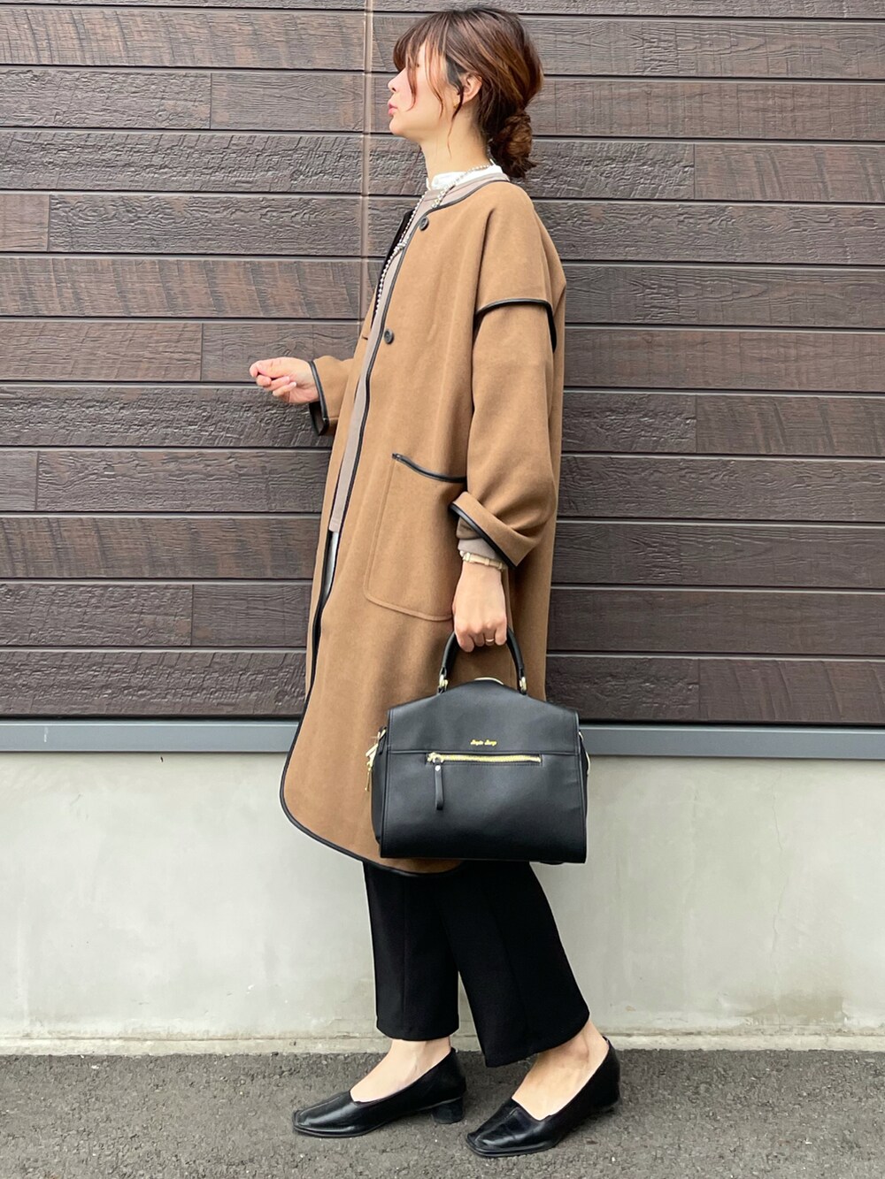 「大人カジュアル、レイヤードスタイル、休日スタイル、冬コーデ、コート、プチプラ、ブラウン、袖ボリューム、パイピング、パンツスタイル、スクエアバッグ、高身長コーデ、骨格ナチュラル、シャツスタイル」|「AMERICAN HOLICの袖ボリューム裏毛プルオーバー(スウェット、ブラウン系)」を使った、yokoyama_yuuuさん(レディース・173cm)の冬コーディネートの2枚目の写真