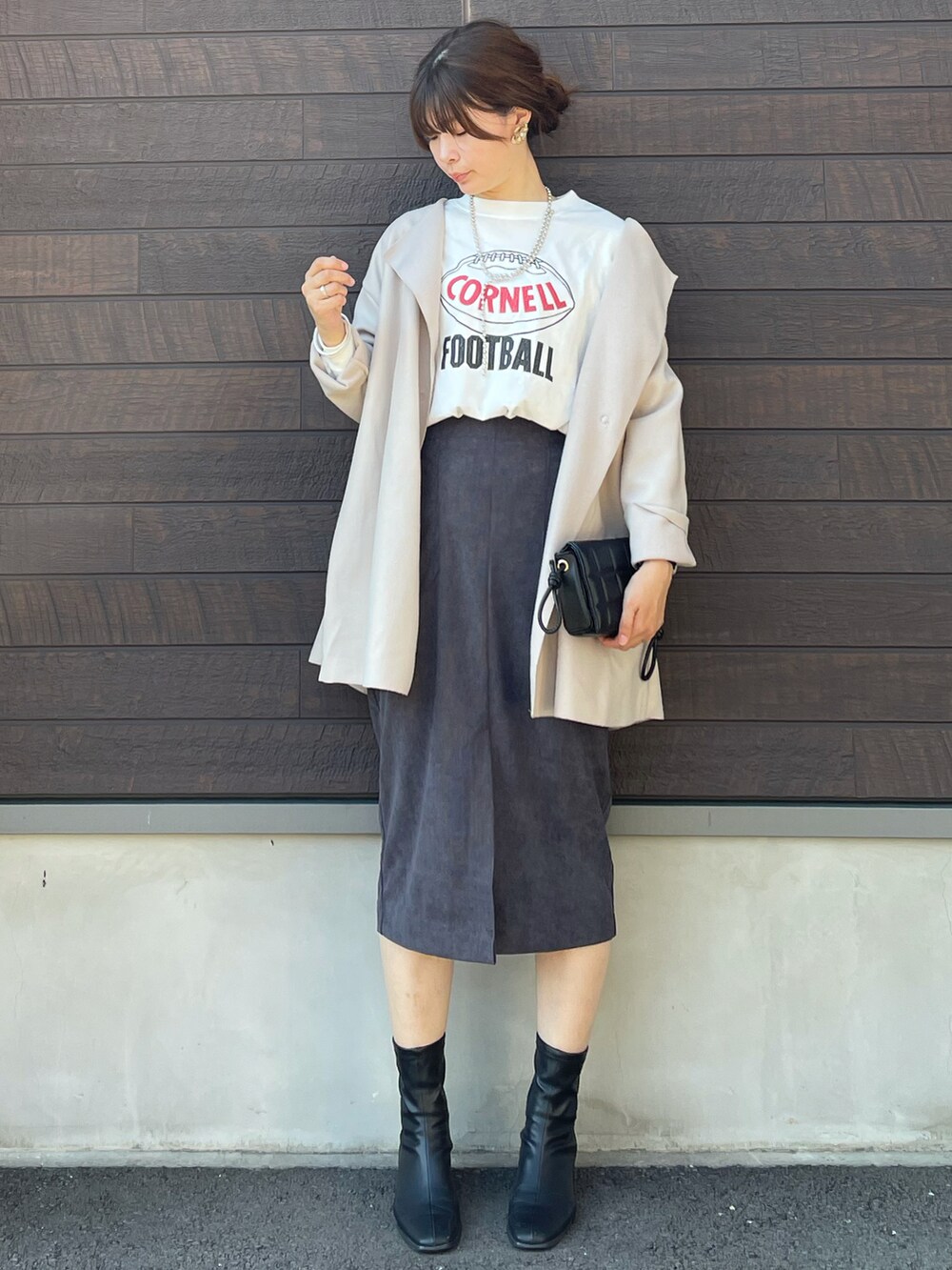「大人カジュアル、秋コーデ、プチプラ、ロンT、コーディガン、タイトスカート、ミニバッグ、カレッジ、プリントT、カジュアル、モノトーン、高身長コーデ、休日コーデ、骨格ナチュラル」｜「Green　Parksのミディ丈カットコーディガン＊（その他アウター、ベージュ系）」を使った、yokoyama_yuuuさん（レディース・173cm）の秋コーディネートの3枚目の写真