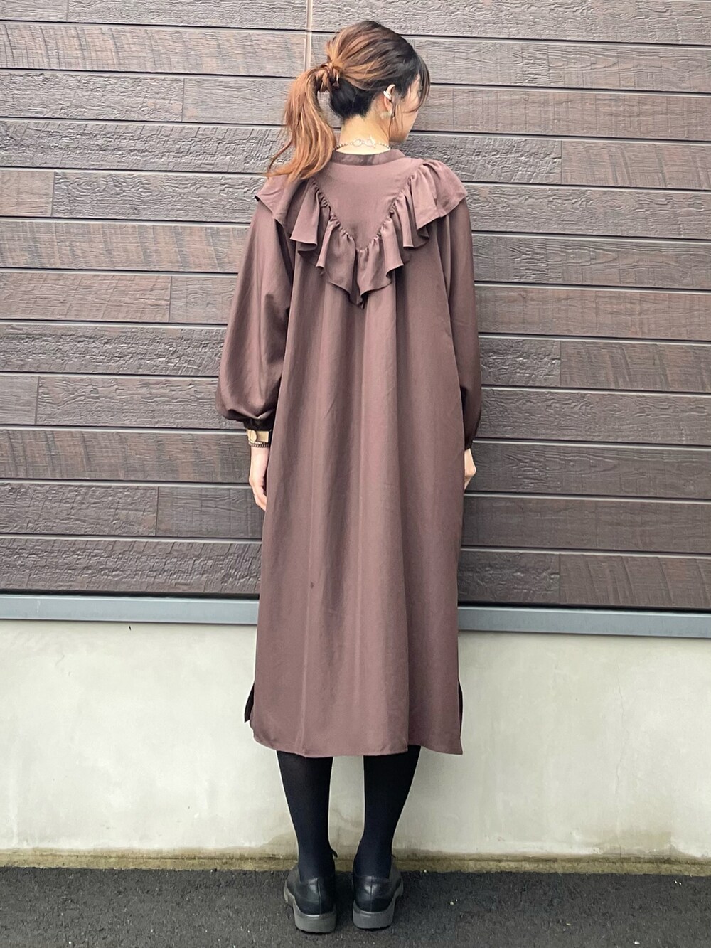 「お出かけコーデ、休日スタイル、キレイめ、高身長コーデ、骨格ナチュラル、プチプラ、ワンピース、モッズコート、ロングコート、グリーン、フリル、ブラウン」｜「ELENCARE DUEの・ELENCARE DUE ナカワタモッズコート＊（その他アウター、ベージュ系）」を使った、yokoyama_yuuuさん（レディース・173cm）の冬コーディネートの5枚目の写真