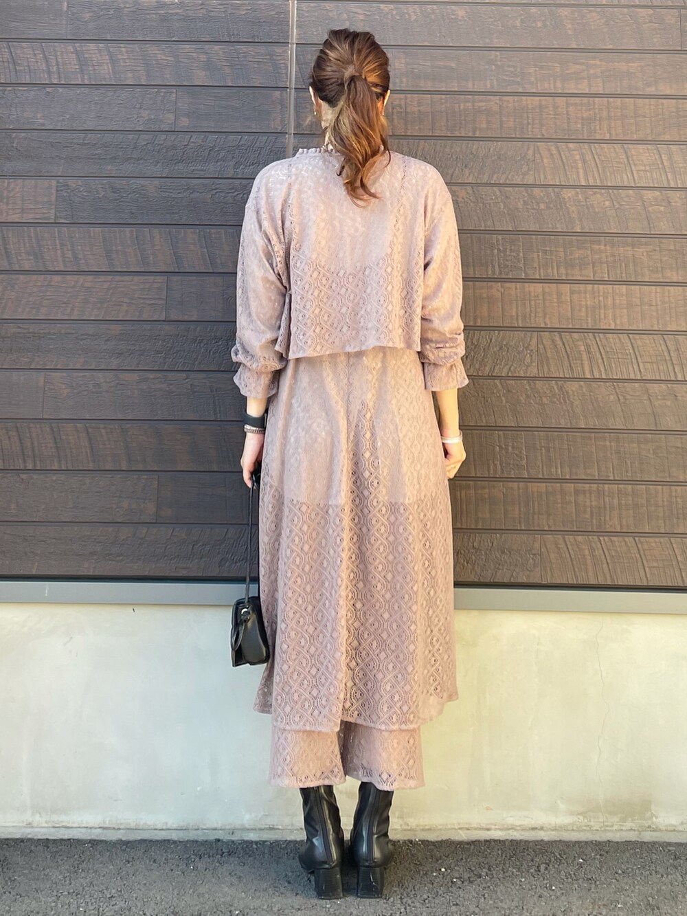 「秋コーデ、大人カジュアル、プチプラ、SLURR、レース、セットアップ、モカ、ブラウス、キャミワンピ、パンツ、レイヤードスタイル、高身長コーデ、骨格ナチュラル、ミニバッグ」｜「SLURRのレース2wayキャミワンピース（ワンピース、ブラウン系）」を使った、yokoyama_yuuuさん（レディース・173cm）の秋コーディネートの3枚目の写真