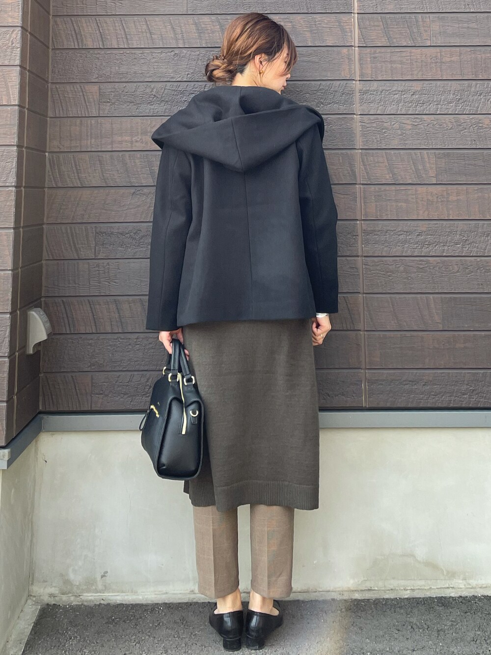 「大人カジュアル、休日スタイル、プチプラ、レイヤードスタイル、カーキ、ニットワンピース、コート、テーパードパンツ、チェック、シンプル、高身長コーデ、骨格ナチュラル、ダークカラー、スクエアバッグ、センタープレス」｜「earth music&ecologyのフードショートコート ＊（その他アウター、ブラック系）」を使った、yokoyama_yuuuさん（レディース・173cm）の秋コーディネートの2枚目の写真