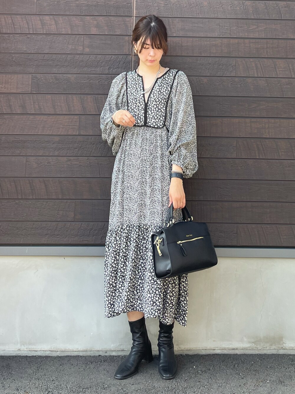 「ワンピース、フラワー、花柄、休日スタイル、プチプラ、フェミニン、ボストンバッグ、大人フェミニン、秋コーデ、秋冬コーデ、スクエアバッグ、コーディガン、高身長コーデ、骨格ナチュラル」｜「Green　Parksの・SUGAR SPOON フラワーptパネルワンピース＊（ワンピース、ブラック系）」を使った、yokoyama_yuuuさん（レディース・173cm）の秋コーディネートの3枚目の写真