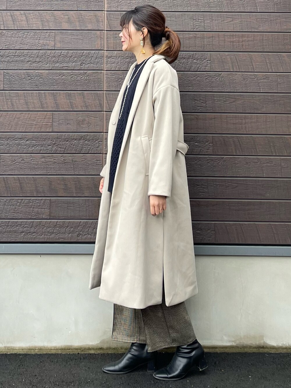 「大人カジュアル、カジュアル、休日スタイル、冬コーデ、おしゃれさんと繋がりたい、チェスターコート、ロングコート、ケーブルニット、チェックパンツ、ジャガード、パンツスタイル、プチプラ、ショートブーツ」｜「Green　Parksのチェスターコート＊（チェスターコート、ベージュ系）」を使った、yokoyama_yuuuさん（レディース・173cm）の冬コーディネートの2枚目の写真