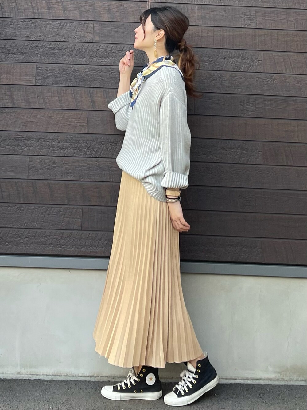 「春服みてみて、休日コーデ、プチプラ、高身長コーデ、骨格ナチュラル、プリーツスカート、バイカラー、タックイン、セーラーカラー、スカート、スカーフ、コンバース、ニット、春コーデ」｜「Petit fleurの・Petit Fleur バイカラーストライプニット＊（ニット/セーター、グレー系）」を使った、yokoyama_yuuuさん（レディース・173cm）の春コーディネートの2枚目の写真