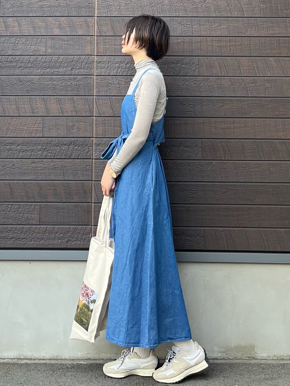 「春コーデ、休日コーデ、春服コーデ、スニーカーコーデ、FIRST LOVE、ジャンパースカート、コラボ、トートバッグ、シアートップス」｜「Green　Parksの■First Love ウェストリボンデニムジャンスカ（ジャンパースカート、ブルー系）」を使った、yokoyama_yuuuさん（レディース・173cm）の春コーディネートの3枚目の写真