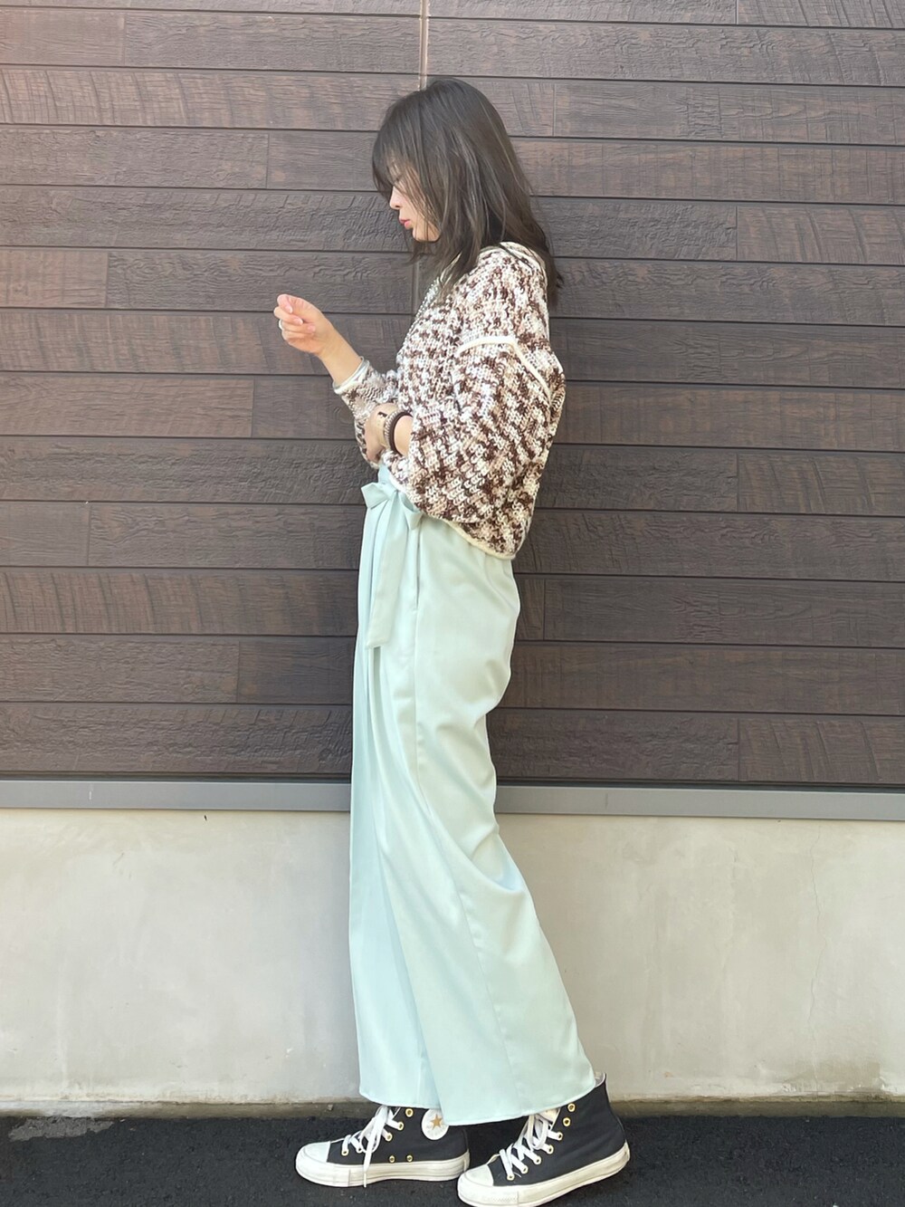 「大人カジュアル、淡色コーデ、パイピング、SLURR、プチプラ、着回しコーデ、休日スタイル、メランジ、ニット、ワイドパンツ、コンバース、高身長コーデ、骨格ナチュラル」｜「Green　Parksの合皮パイピングコート＊（その他アウター、ベージュ系）」を使った、yokoyama_yuuuさん（レディース・173cm）の冬コーディネートの4枚目の写真