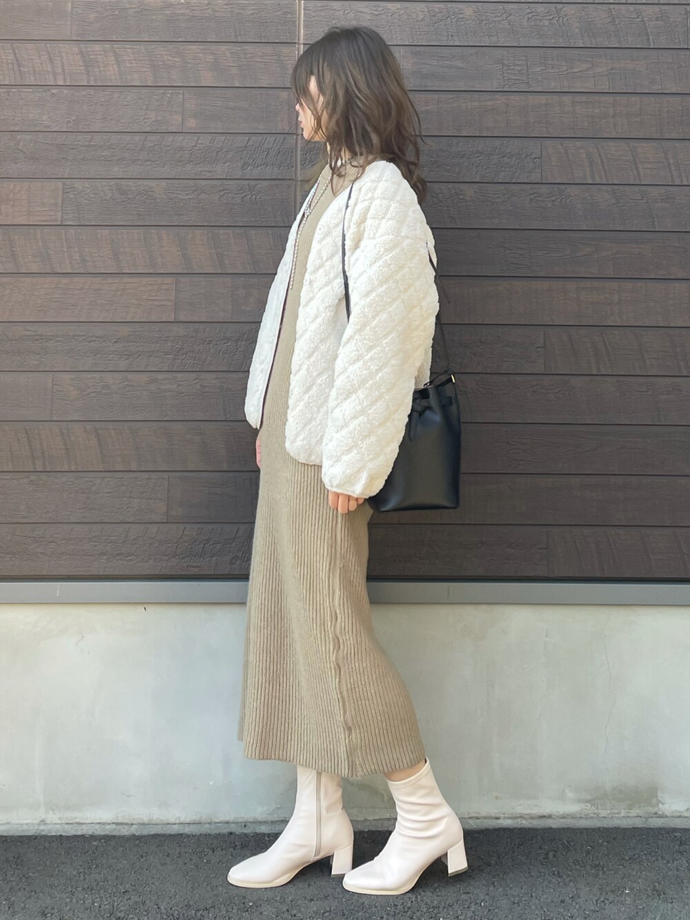 「休日スタイル、お出かけコーデ、ニット、ニットワンピース、プチプラ、ボア、ボアブルゾン、アイボリー、ミリタリー、ショートブーツ、ショルダーバッグ、大人コーデ、高身長コーデ、骨格ナチュラル」｜「armoniaのarmonia・ミリタリーニットワンピース＊（ワンピース、グリーン系）」を使った、yokoyama_yuuuさん（レディース・173cm）の冬コーディネートの2枚目の写真