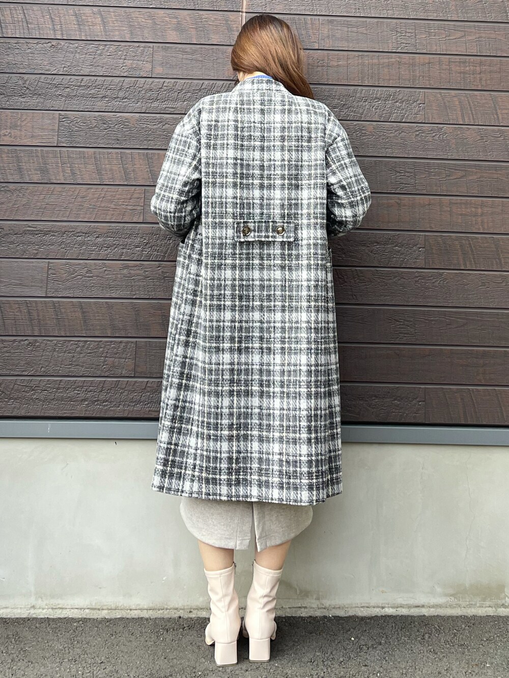 「クリスマスに着たい服、きれいめカジュアル、冬コーデ、プチプラ、デート、お出かけコーデ、チェック、ブルー、コート、マフラー、ショートブーツ、ワンピース、マイベストコーデ2021、高身長コーデ、骨格ナチュラル」｜「Green　Parksの・ELENCARE DUE チェックロングコート＊（ノーカラーコート、ブラック系）」を使った、yokoyama_yuuuさん（レディース・173cm）の冬コーディネートの2枚目の写真