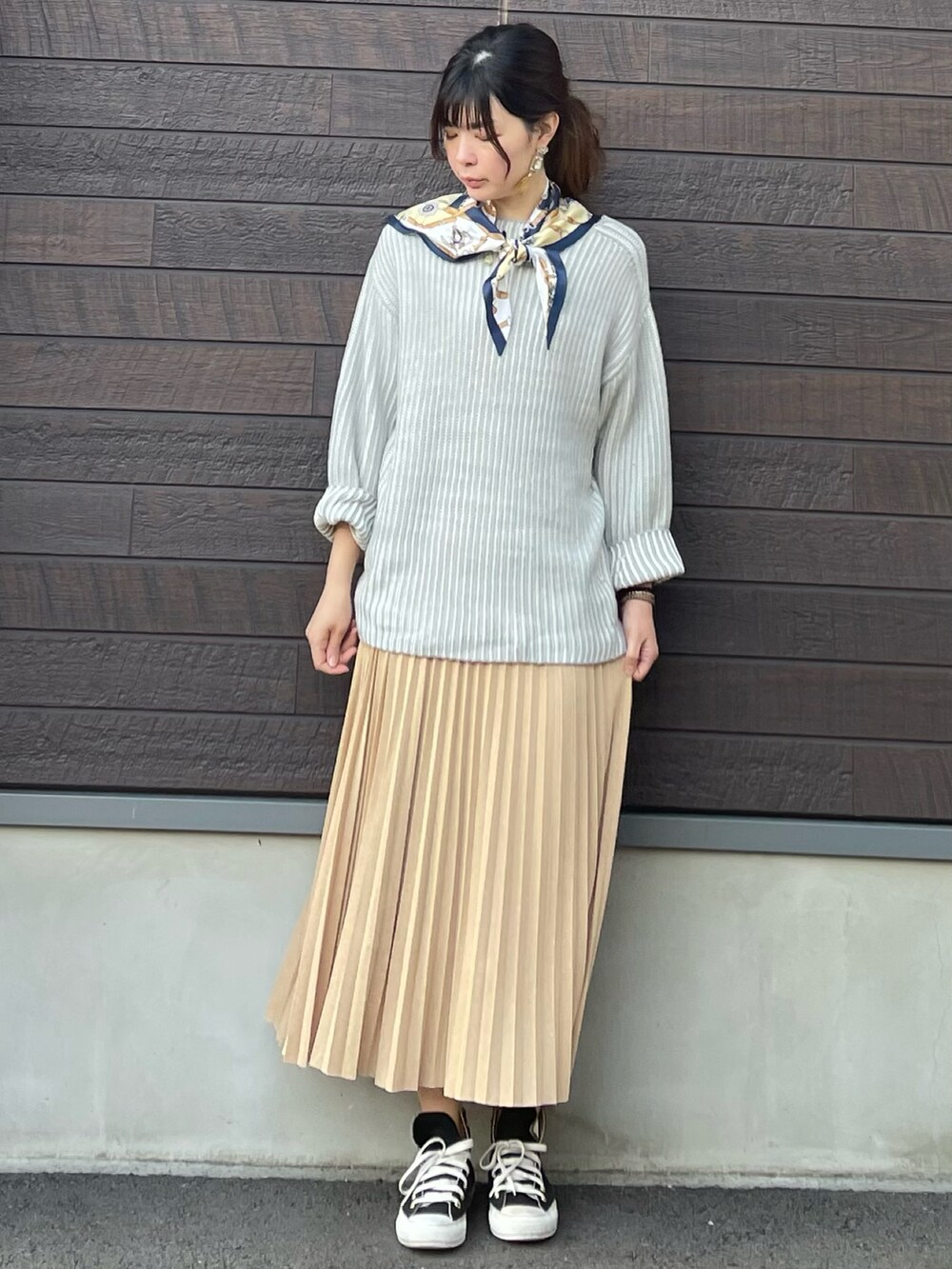 「春服みてみて、休日コーデ、プチプラ、高身長コーデ、骨格ナチュラル、プリーツスカート、バイカラー、タックイン、セーラーカラー、スカート、スカーフ、コンバース、ニット、春コーデ」｜「Petit fleurの・Petit Fleur バイカラーストライプニット＊（ニット/セーター、グレー系）」を使った、yokoyama_yuuuさん（レディース・173cm）の春コーディネートの4枚目の写真