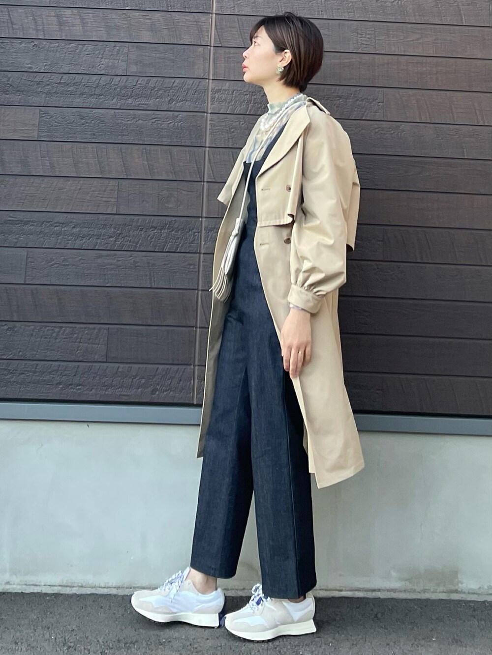 「はじめましてコーデ、大人カジュアル、レイヤードスタイル、プチプラ、SLURR、ロングベスト、トレンチコート、デニム、サロペット、シアー、フリンジ、スニーカー、ニューバランス」｜「SLURRの3Wayトレンチコート（トレンチコート、ベージュ系）」を使った、yokoyama_yuuuさん（レディース・173cm）の春コーディネートの2枚目の写真