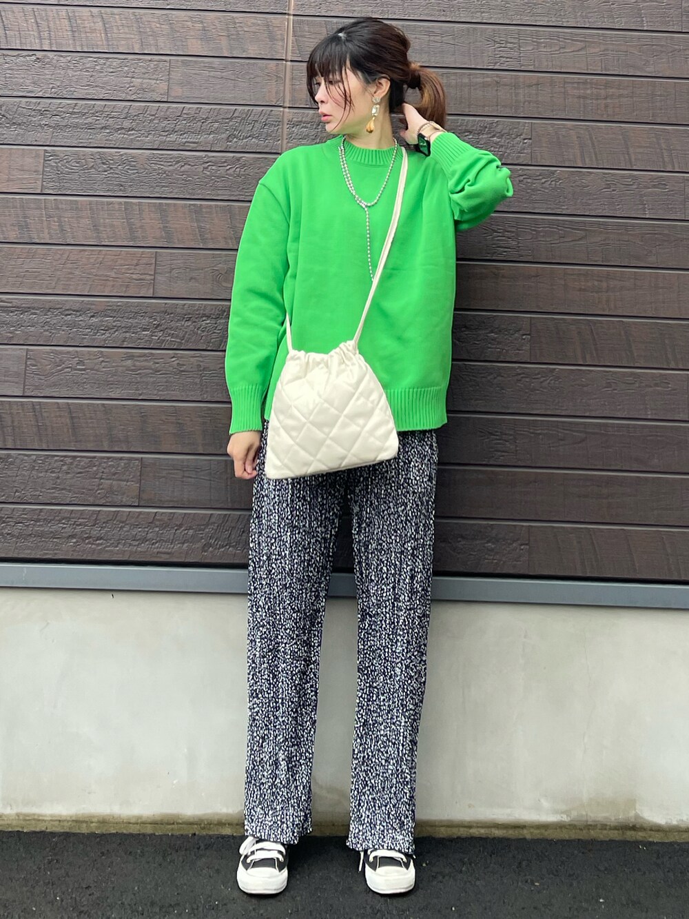 「大人カジュアル、きれいめカジュアル、休日スタイル、プチプラ、巾着バッグ、キルティング、おしゃれさんと繋がりたい、高身長コーデ、骨格ナチュラル、チェスターコート、プリーツパンツ、レオパード、アニマル柄、スニーカー、グリーン」|「earth music&ecologyのチェスターコート *(チェスターコート、ブラック系)」を使った、yokoyama_yuuuさん(レディース・173cm)の冬コーディネートの4枚目の写真