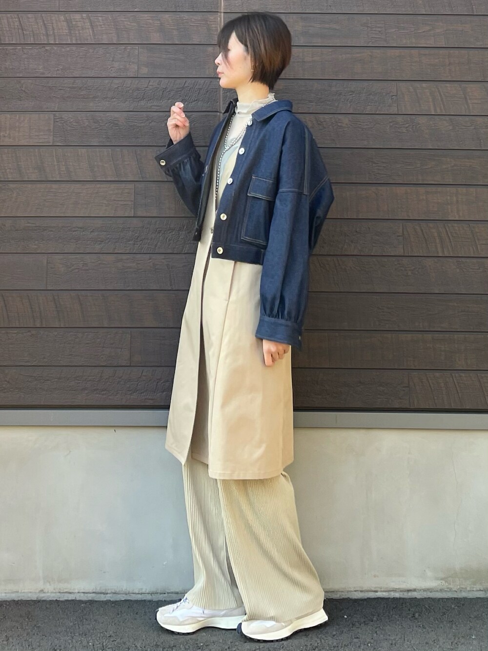「大人カジュアル、きれいめカジュアル、SLURR、プチプラ、休日スタイル、高身長コーデ、骨格ナチュラル、レイヤードスタイル、ベージュ、Gジャン、デニム、着回しコーデ、ニューバランス、スニーカー」｜「SLURRのボリュームスリーブデニムジャケット（デニムジャケット、ブルー系）」を使った、yokoyama_yuuuさん（レディース・173cm）の冬コーディネートの2枚目の写真