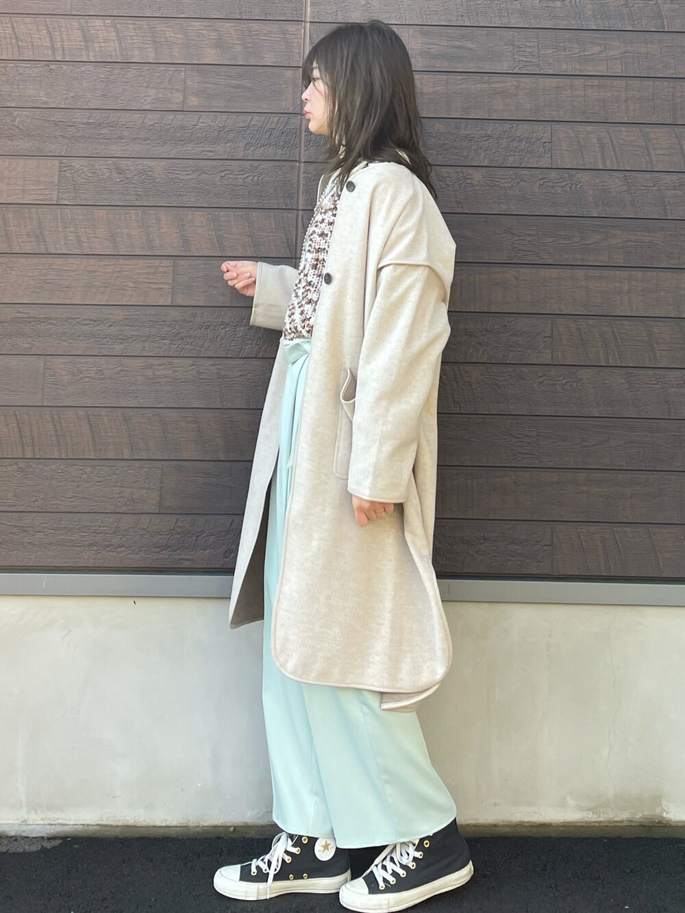 「大人カジュアル、淡色コーデ、パイピング、SLURR、プチプラ、着回しコーデ、休日スタイル、メランジ、ニット、ワイドパンツ、コンバース、高身長コーデ、骨格ナチュラル」｜「Green　Parksの合皮パイピングコート＊（その他アウター、ベージュ系）」を使った、yokoyama_yuuuさん（レディース・173cm）の冬コーディネートの2枚目の写真