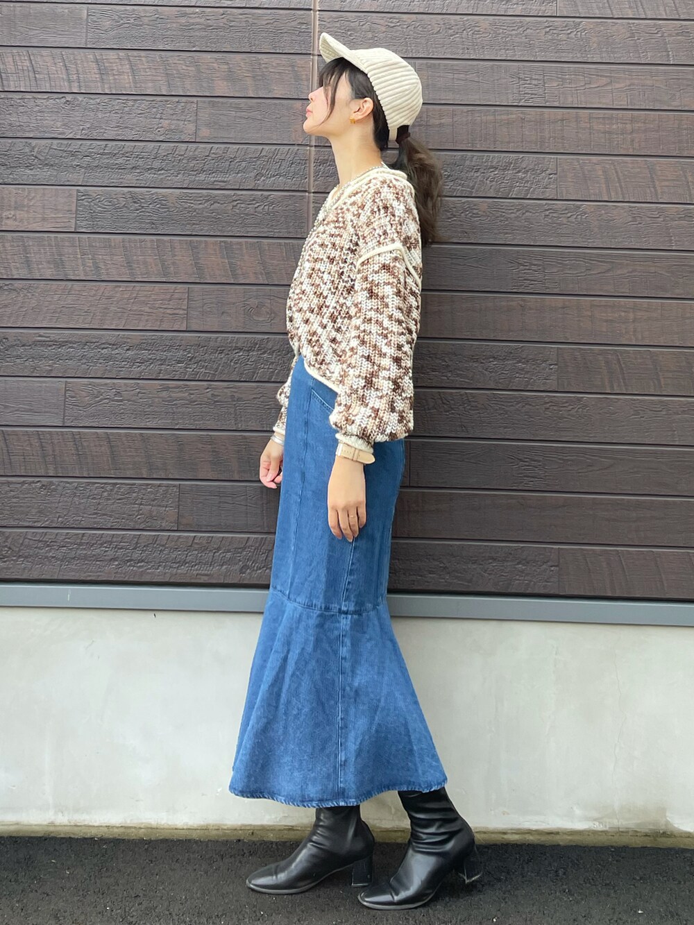 「休日スタイル、SLURR、ニット、プチプラ、メランジ、デニム、デニムスカート、高身長コーデ、骨格ナチュラル、ショートブーツ、マーメイドスカート」｜「SLURRの【マシンウォッシャブル】メランジVネックニット（ニット/セーター、ブラウン系）」を使った、yokoyama_yuuuさん（レディース・173cm）の冬コーディネートの2枚目の写真