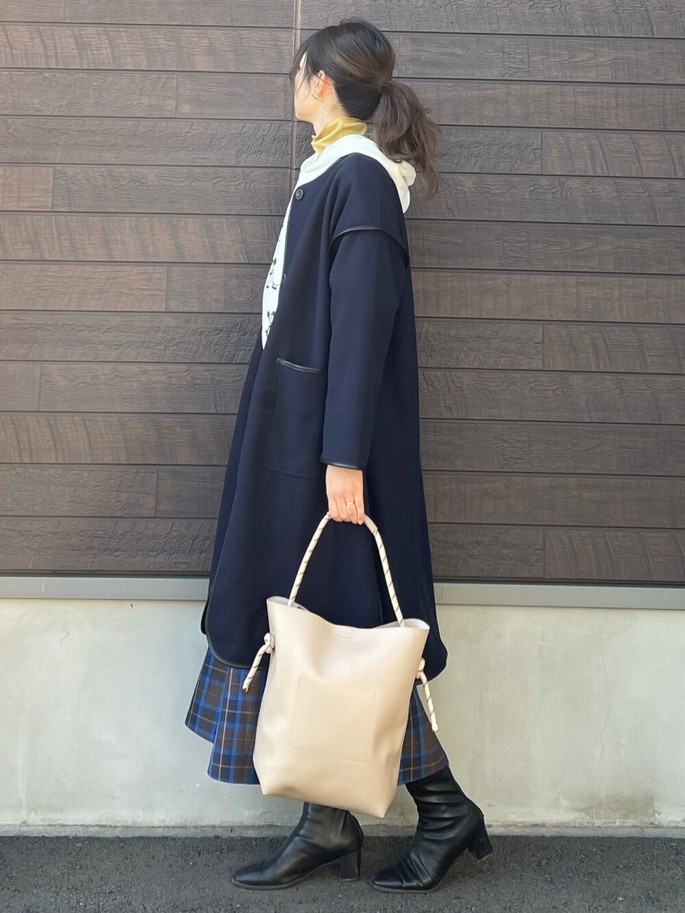 「大人カジュアル、きれいめカジュアル、パーカー、タートルネック、プチプラ、休日コーデ、パイピングコート、コート、おしゃれさんと繋がりたい、チェックスカート、マーメイドスカート、トートバッグ、高身長コーデ、骨格ナチュラル、ショートブーツ」｜「Green　Parksのシアータートルインナー（Tシャツ/カットソー、イエロー系）」を使った、yokoyama_yuuuさん（レディース・173cm）の冬コーディネートの2枚目の写真