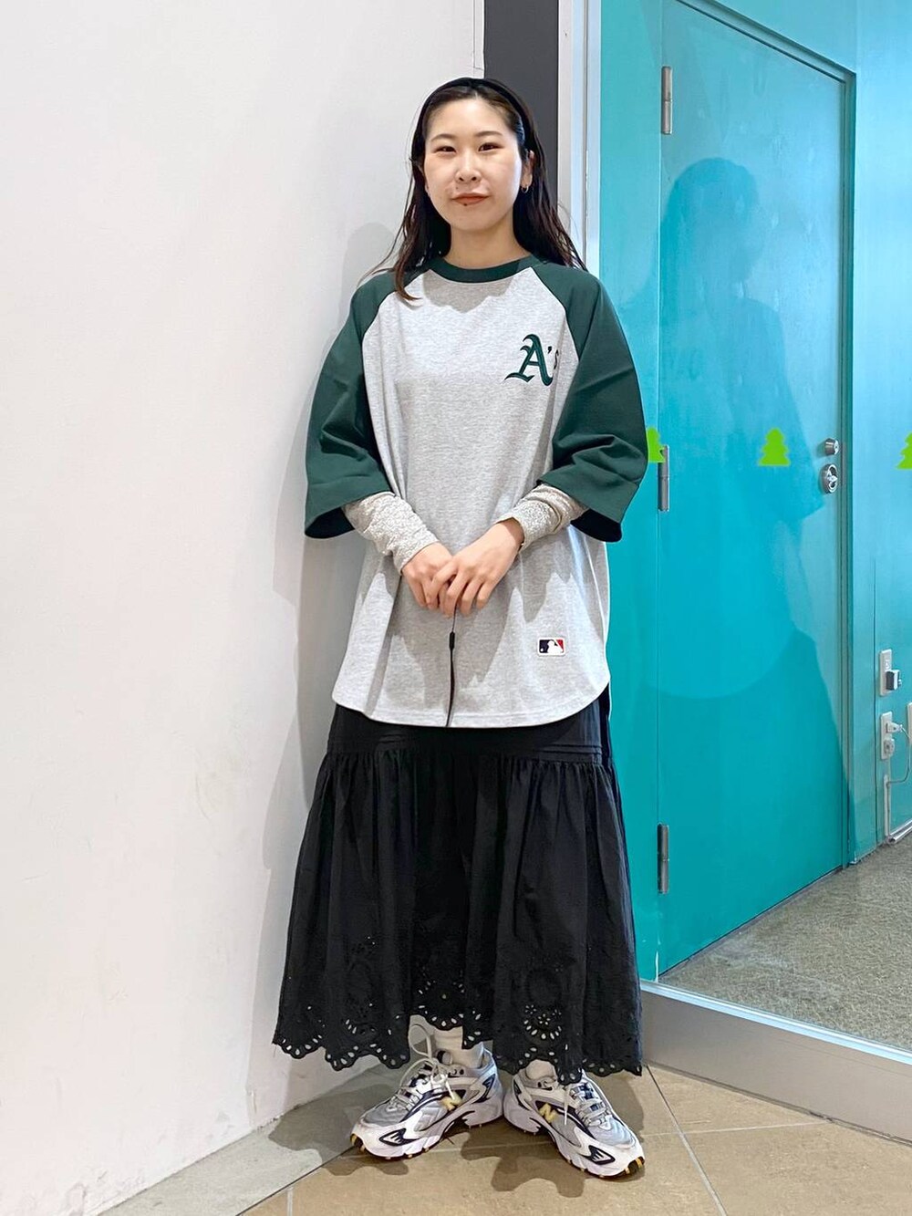 「高見え、女子ウケ、着痩せ・細見え、休日コーデ、ワンマイル、女子会、きれいめ、カジュアル、LOWRYS FARM、人気アイテムをチェック！、スカート、ヘアアクセサリー、高身長、ゆったり、メンズライク」｜「LOWRYS FARMのスカラップボリュームスカート  100507（スカート、ブラック系）」を使った、なかじさん（レディース・165cm）の冬コーディネートの4枚目の写真