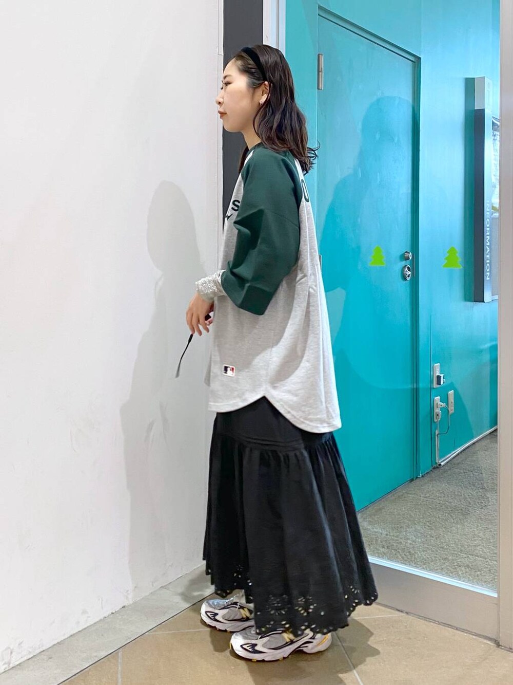 「高見え、女子ウケ、着痩せ・細見え、休日コーデ、ワンマイル、女子会、きれいめ、カジュアル、LOWRYS FARM、人気アイテムをチェック！、スカート、ヘアアクセサリー、高身長、ゆったり、メンズライク」｜「LOWRYS FARMのスカラップボリュームスカート  100507（スカート、ブラック系）」を使った、なかじさん（レディース・165cm）の冬コーディネートの2枚目の写真
