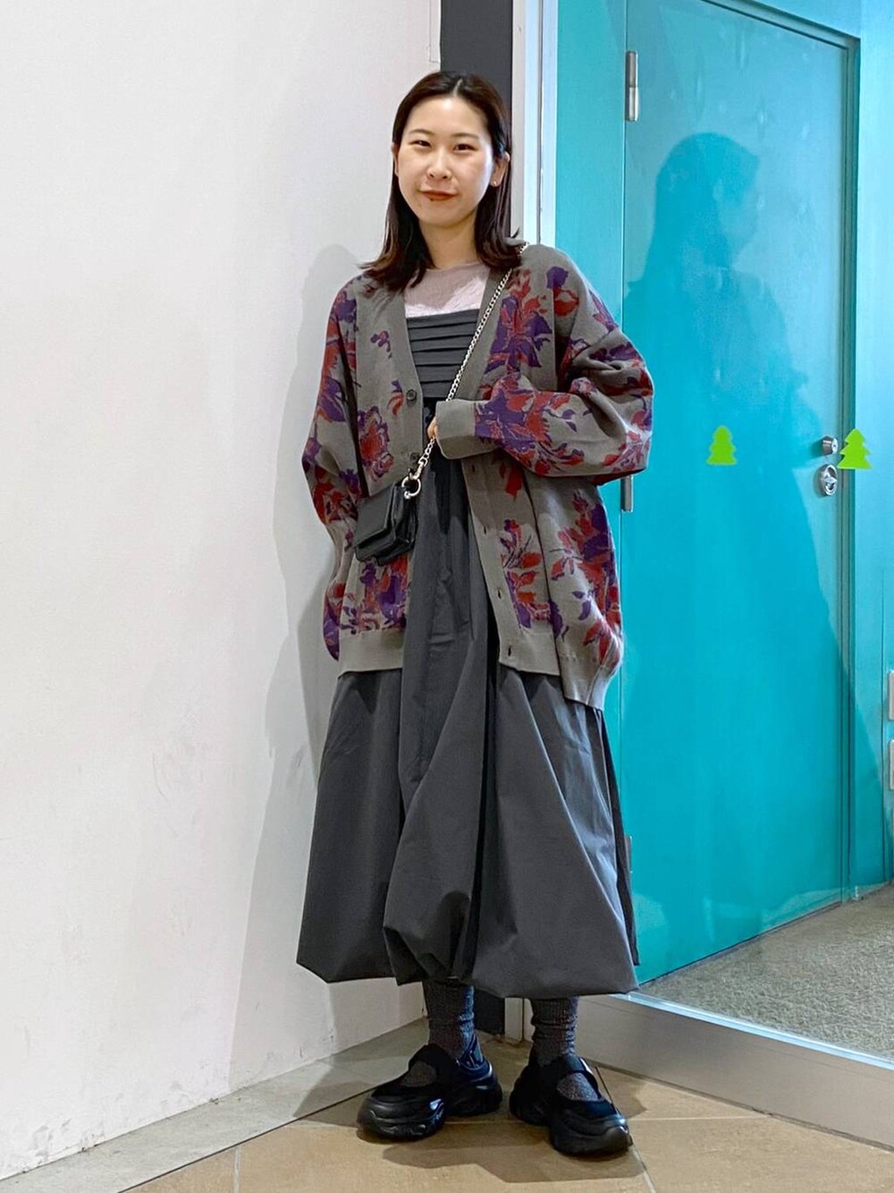 「高見え、LOWRYS FARM、冬コーデ、女子ウケ、着痩せ・細見え、休日コーデ、ワンマイル、女子会、高身長、ゆったり、メンズライク、きれいめ、カジュアル、カーディガン、人気アイテムをチェック！」｜「LOWRYS FARMのフラワージャガードカーデ　353970（カーディガン/ボレロ、グレー系）」を使った、なかじさん（レディース・165cm）の秋コーディネートの5枚目の写真