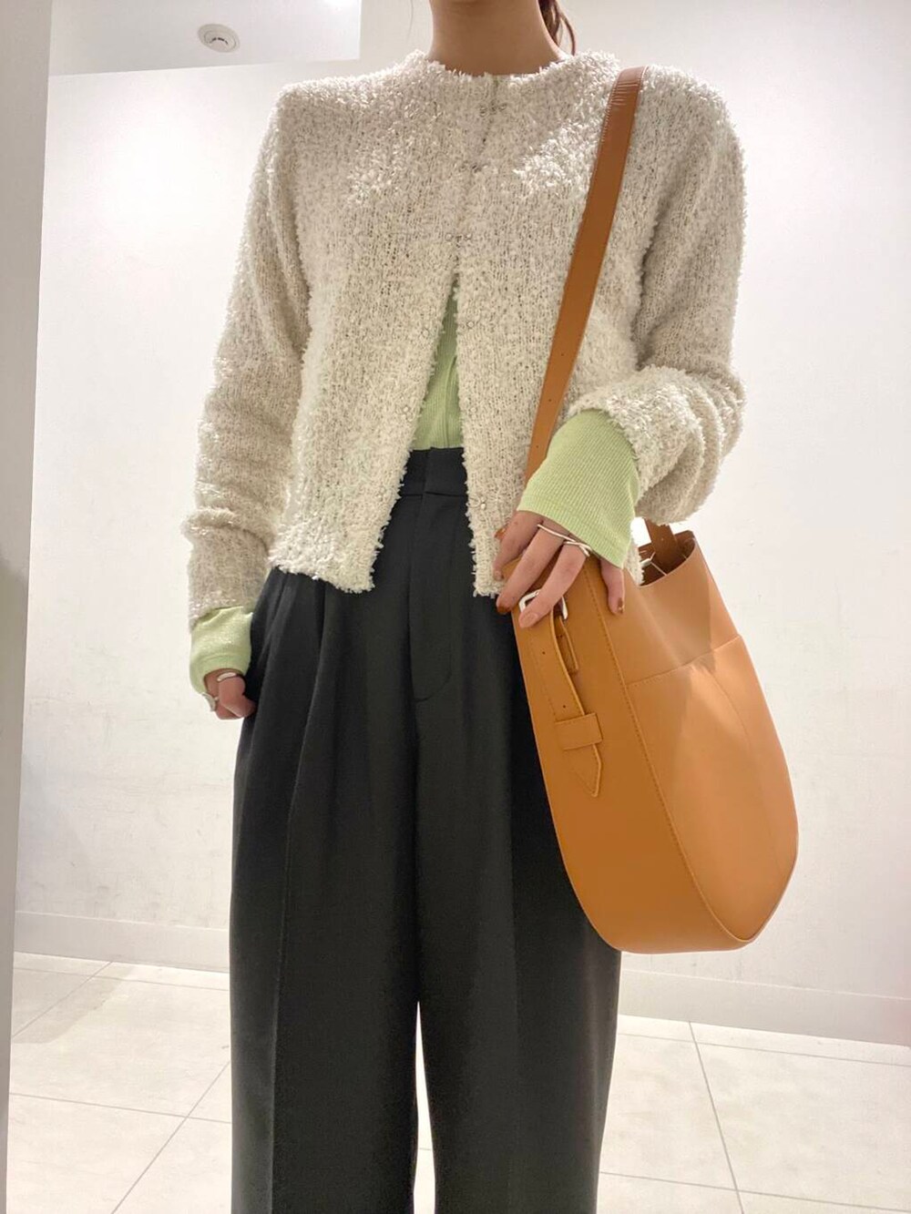 グレー系のその他パンツ、ブラック系のバレエシューズ、ブラウン系のショルダーバッグを着用したレディースの冬コーディネートの2枚目の写真