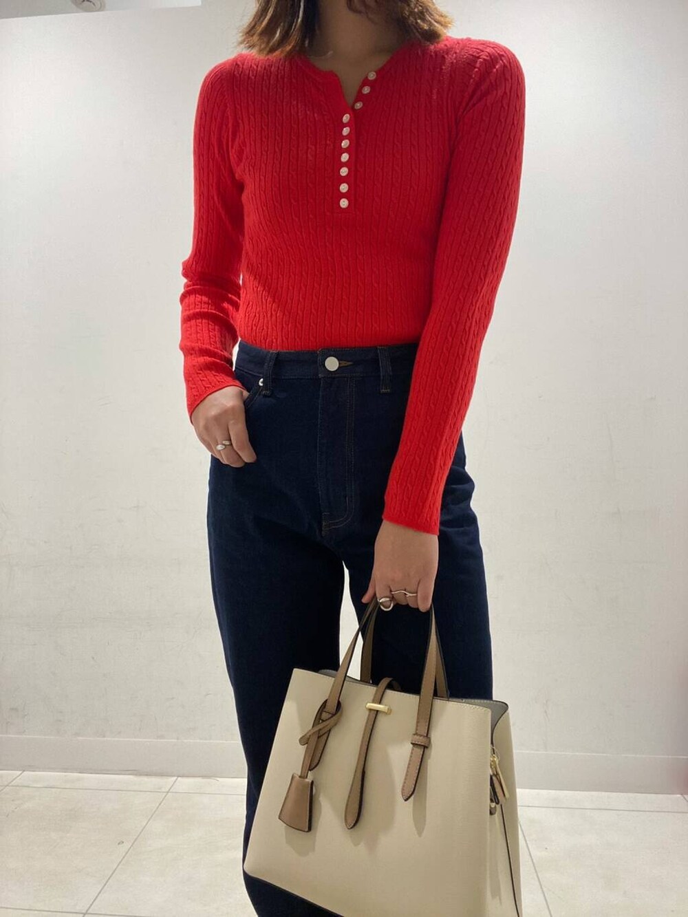 ホワイト系のトートバッグ、ブラック系のブーツ、グレー系のその他アウターを着用したレディースの冬コーディネートの4枚目の写真