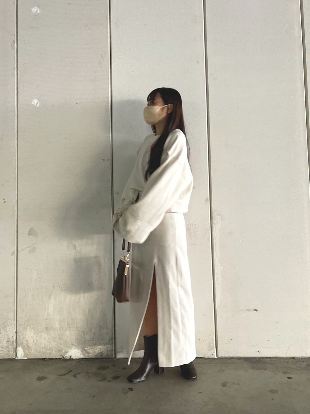 「シンプルコーデ、春、オトナカジュアル、低身長、スウェット、低身長女子、GRL、スリット、スリットスカート、ホワイト、ショートブーツ、moitytto、タイトスカート、ロングスカート、カジュアル」｜「moi tyttoの2wayショルダーバッグ（ショルダーバッグ、ブラウン系）」を使った、日向結衣さん（レディース・150cm）の冬コーディネートの2枚目の写真