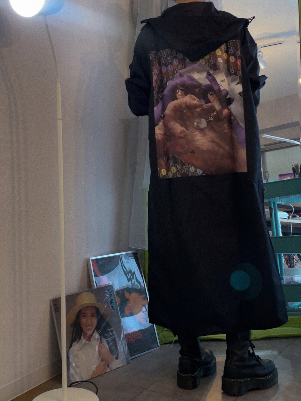 ブラック系のブーツを着用したレディースの夏コーディネートの2枚目の写真