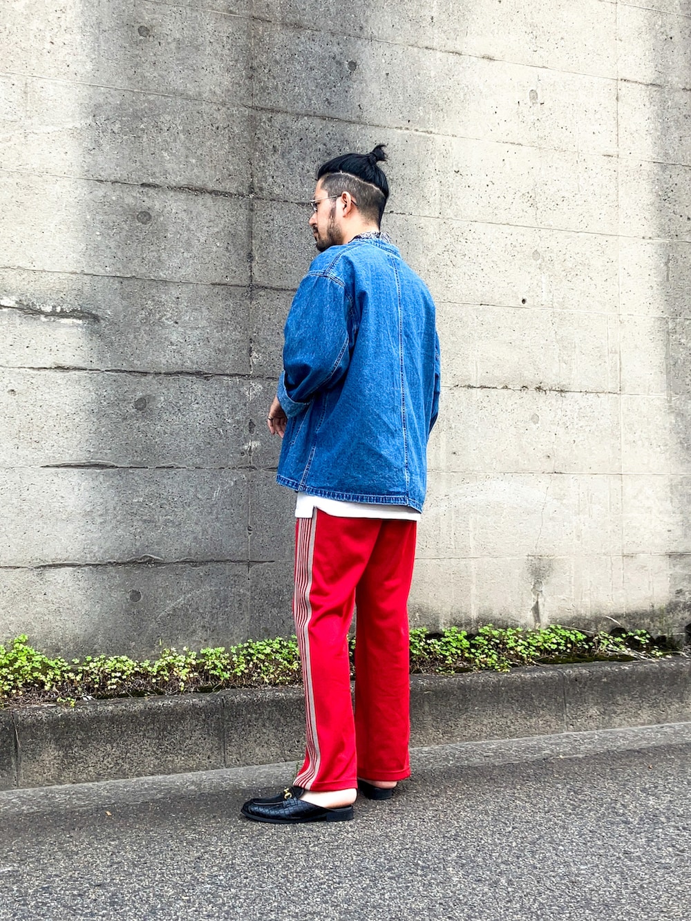 ブルー系のカバーオール、ブルー系のシャツ/ブラウス、レッド系のその他パンツを着用したメンズの夏コーディネートの3枚目の写真