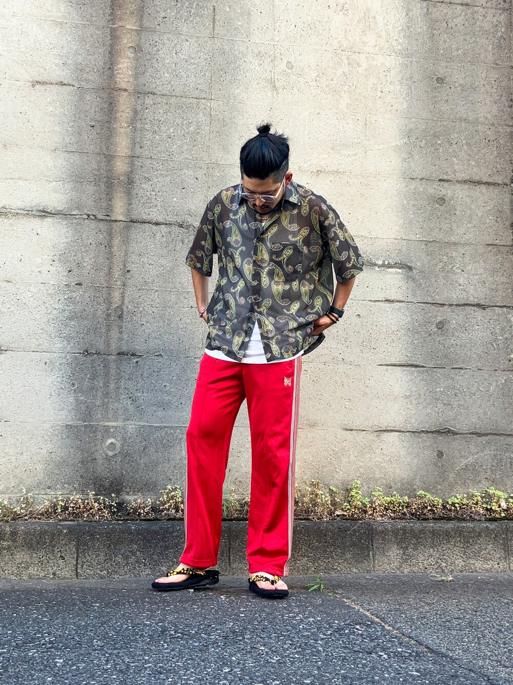 グリーン系のシャツ/ブラウス、レッド系のその他パンツ、ブラック系のサンダルを着用したメンズの夏コーディネートの2枚目の写真