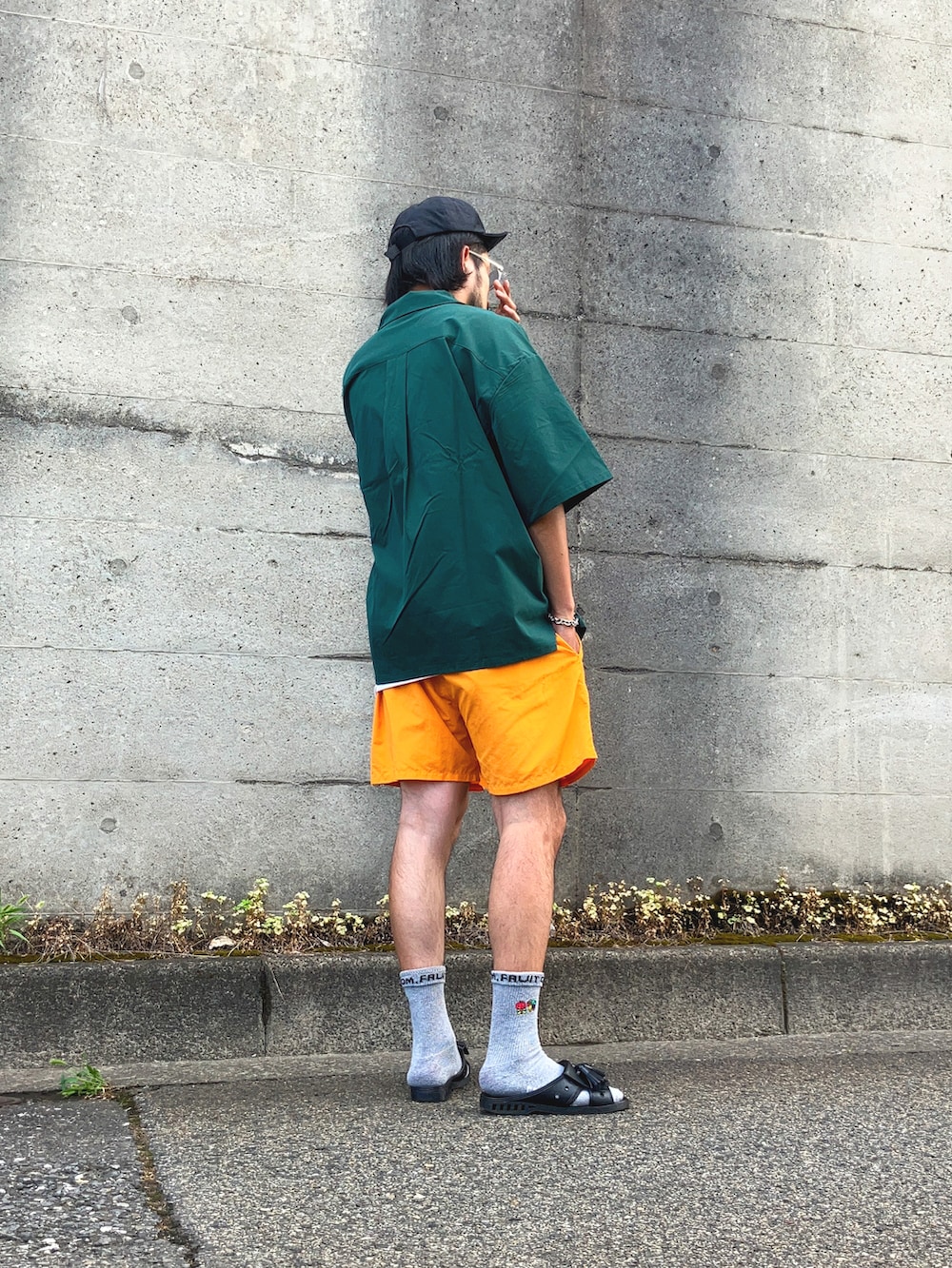 グリーン系のシャツ/ブラウス、オレンジ系のその他パンツ、ブラック系のサンダルを着用したメンズの夏コーディネートの2枚目の写真