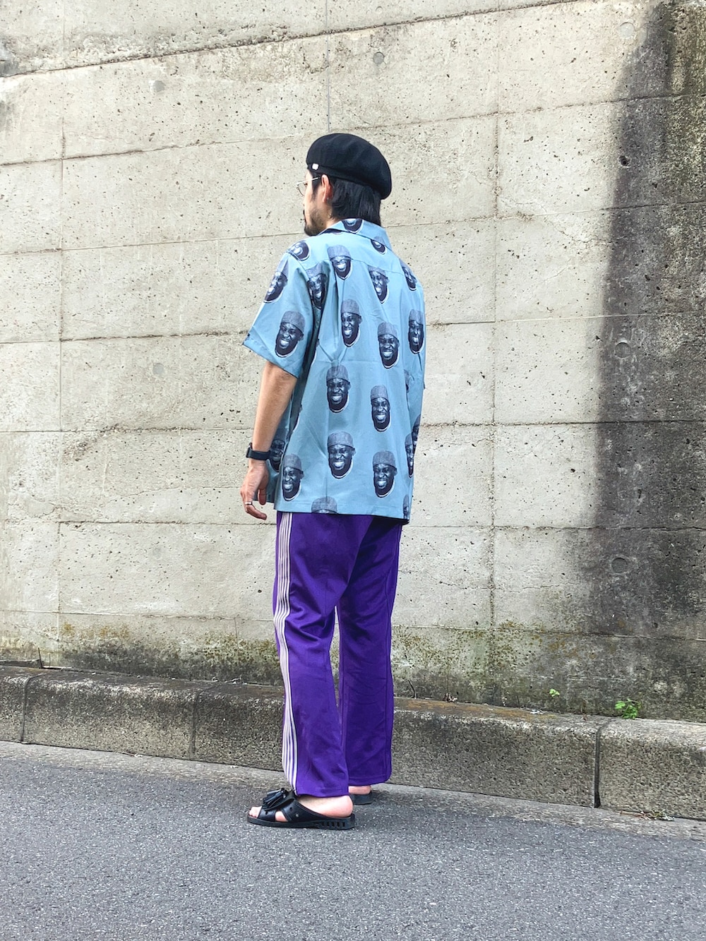 グレー系のシャツ/ブラウス、パープル系のその他パンツ、ブラック系のサンダルを着用したメンズの春コーディネートの3枚目の写真