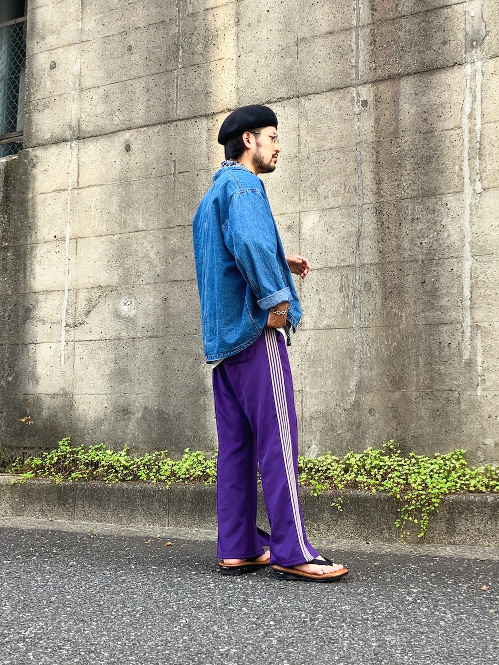 ブルー系のカバーオール、ブルー系のシャツ/ブラウス、パープル系のその他パンツを着用したメンズの夏コーディネートの3枚目の写真