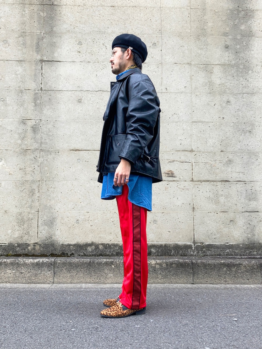 ブラック系のライダースジャケット、ブルー系のシャツ/ブラウス、その他のローファーを着用したメンズの冬コーディネートの4枚目の写真