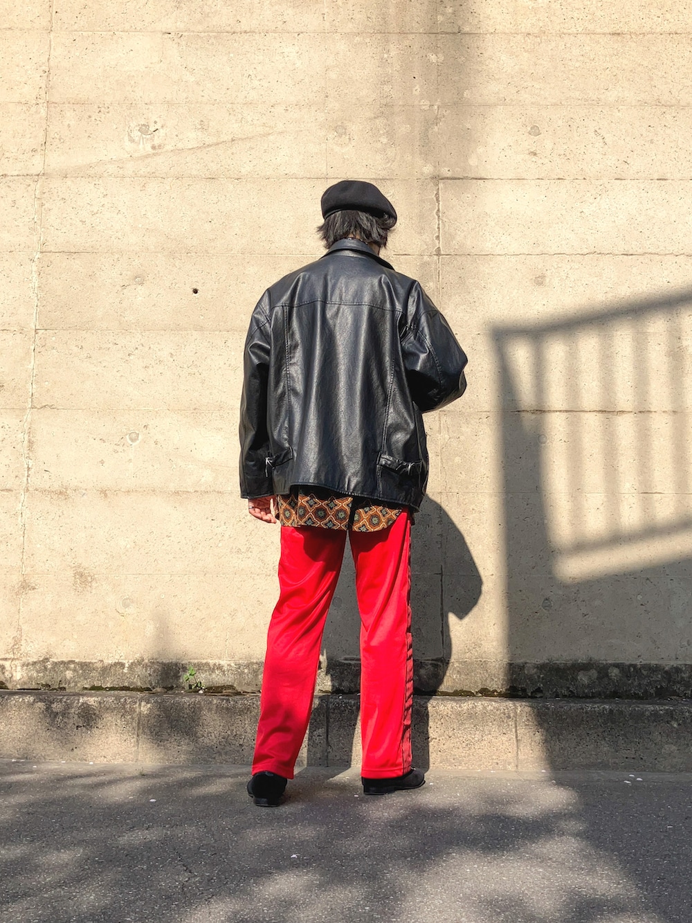 イエロー系のシャツ/ブラウス、ブラック系のライダースジャケット、レッド系のデニムパンツを着用したメンズの春コーディネートの3枚目の写真