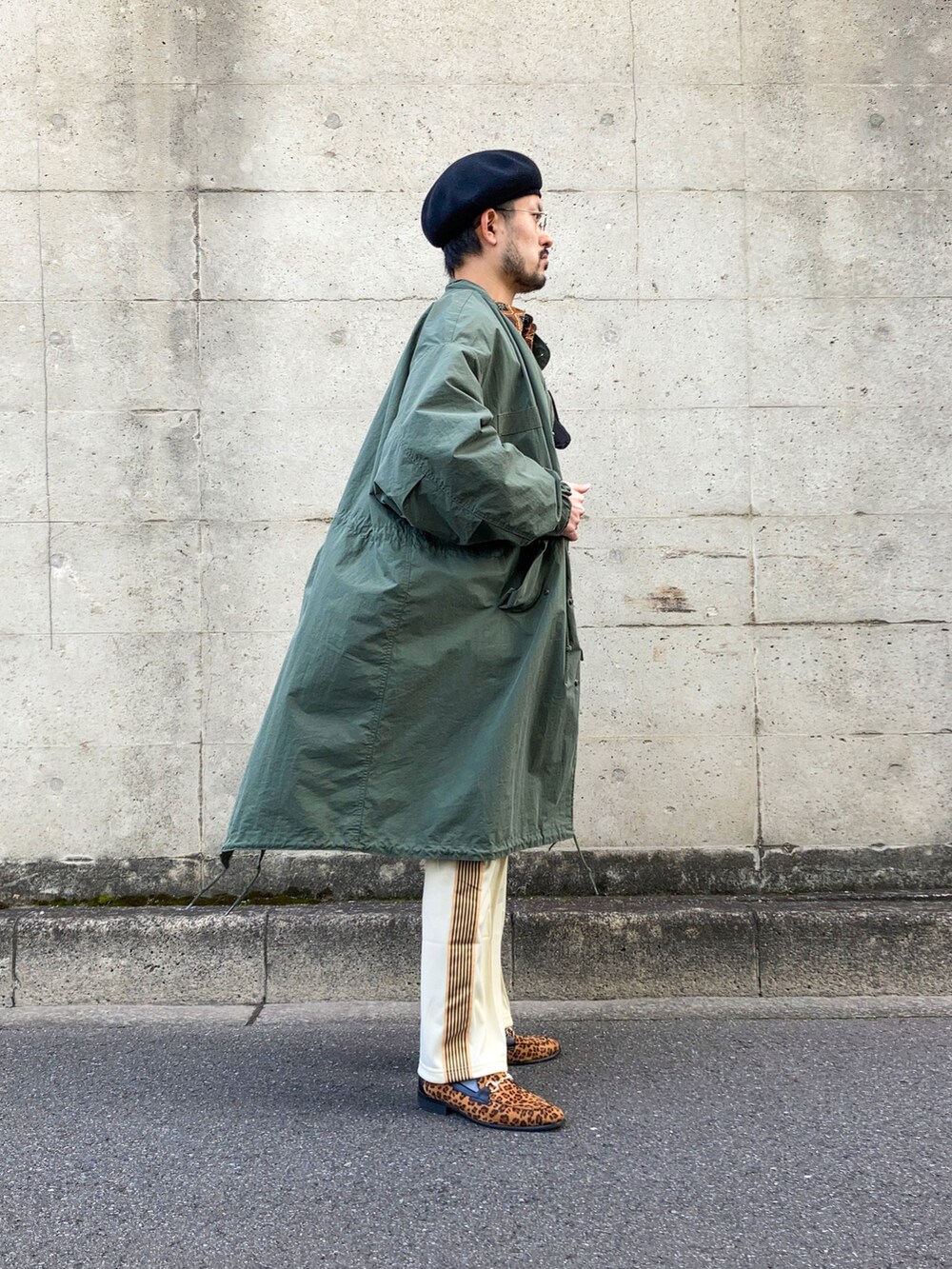 「私の推しブランド、お洒落さんとつながりたい、冬のコーデ、プチプラコーデ、ロングコート、ビッグシルエット、ジャージ、トラックパンツ、柄シャツ、ベレー帽」|「CRIMIEのBERET CAP(ハンチング/ベレー帽、ブラック系)」を使った、トッキーさん(メンズ・176cm)の冬コーディネートの2枚目の写真