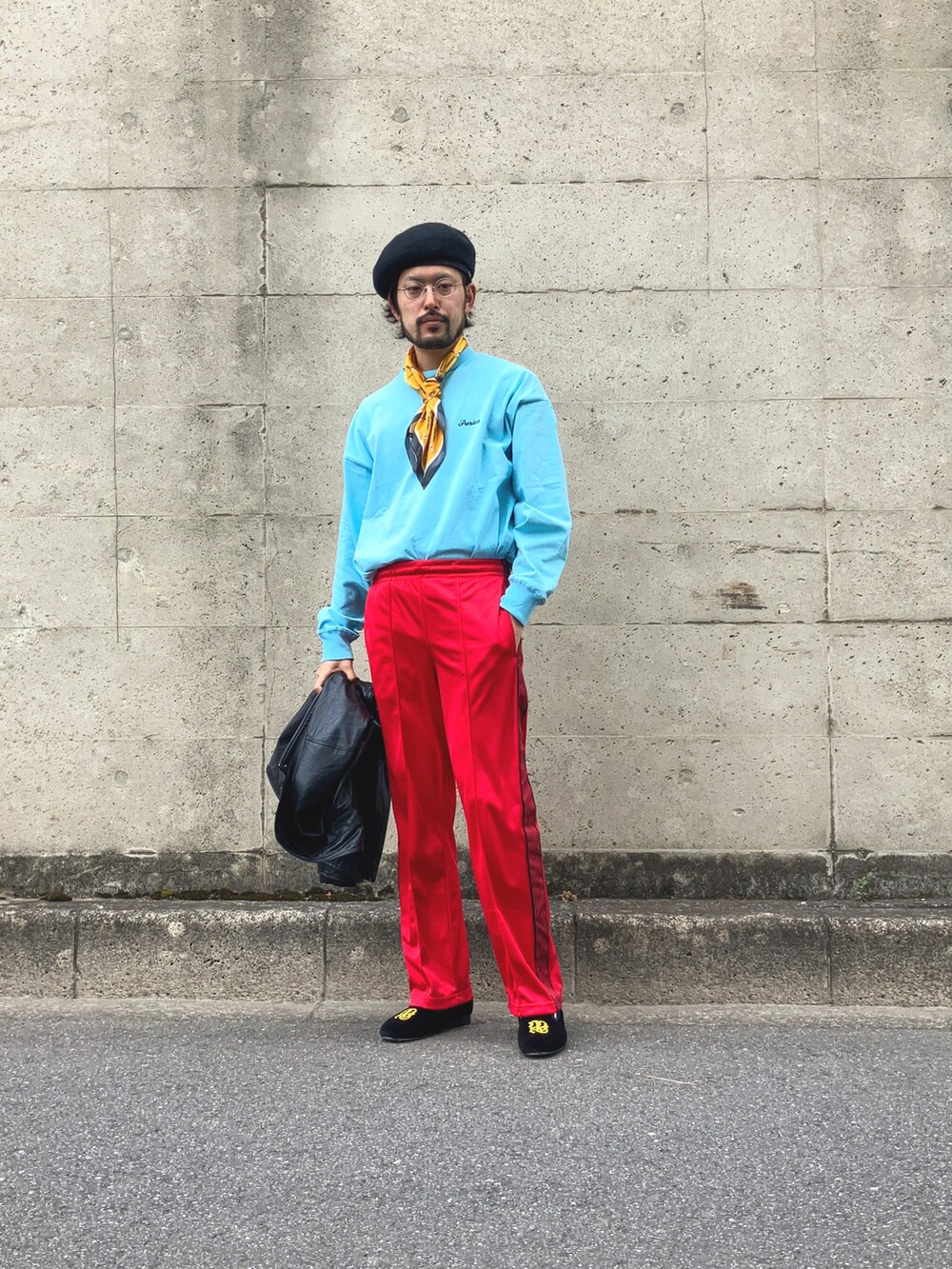 ブラック系のライダースジャケット、ブルー系のTシャツ/カットソー、レッド系のデニムパンツを着用したメンズの春コーディネートの5枚目の写真