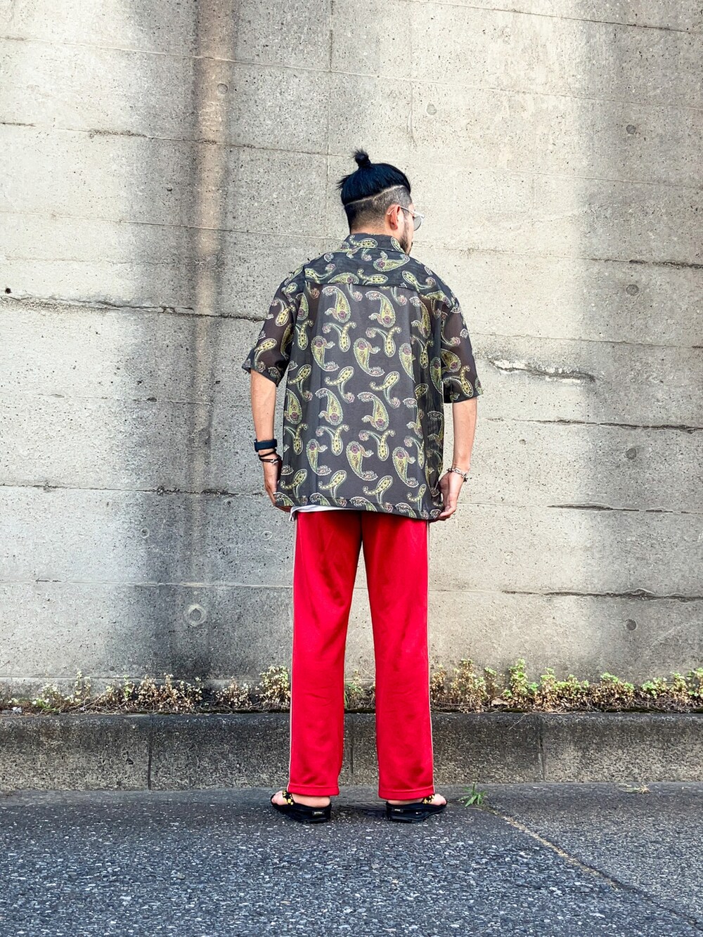 グリーン系のシャツ/ブラウス、レッド系のその他パンツ、ブラック系のサンダルを着用したメンズの夏コーディネートの3枚目の写真