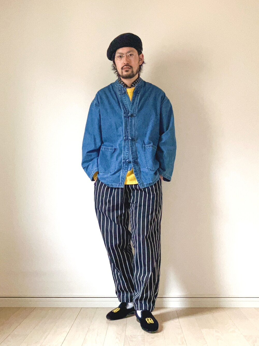 「オトナカジュアル、春アウター、ワイドパンツ、メンズコーデ、レイヤードスタイル、ビッグシルエット、プチプラ、オペラシューズ、ベレー帽、メガネ男子、ストライプ、デニムジャケット」|「CRIMIEのBERET CAP(ハンチング/ベレー帽、ブラック系)」を使った、トッキーさん(メンズ・176cm)の春コーディネートの2枚目の写真