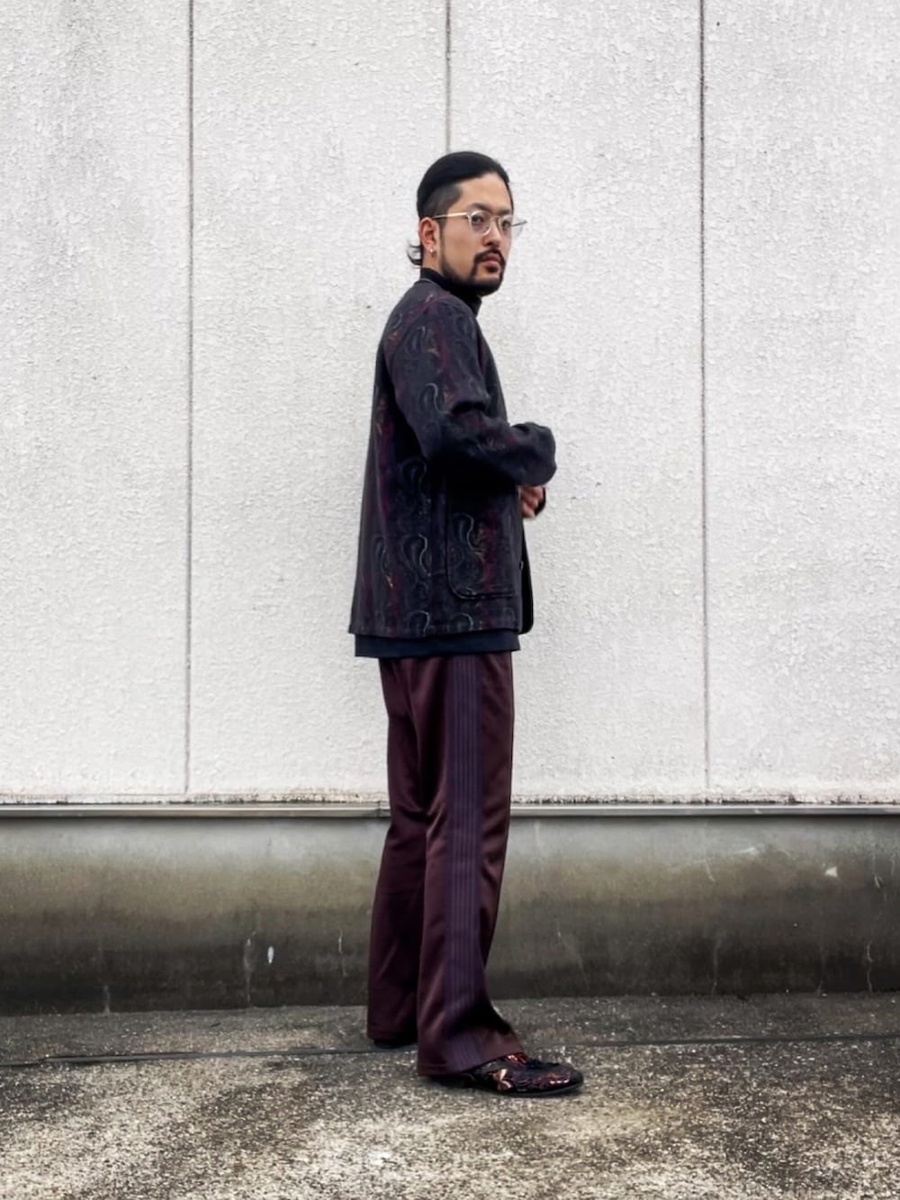 ブラック系のTシャツ/カットソー、ブラック系のその他アウター、ブラウン系のその他パンツを着用したメンズの秋コーディネートの2枚目の写真