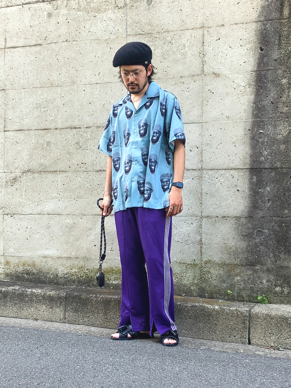 グレー系のシャツ/ブラウス、パープル系のその他パンツ、ブラック系のサンダルを着用したメンズの春コーディネートの2枚目の写真