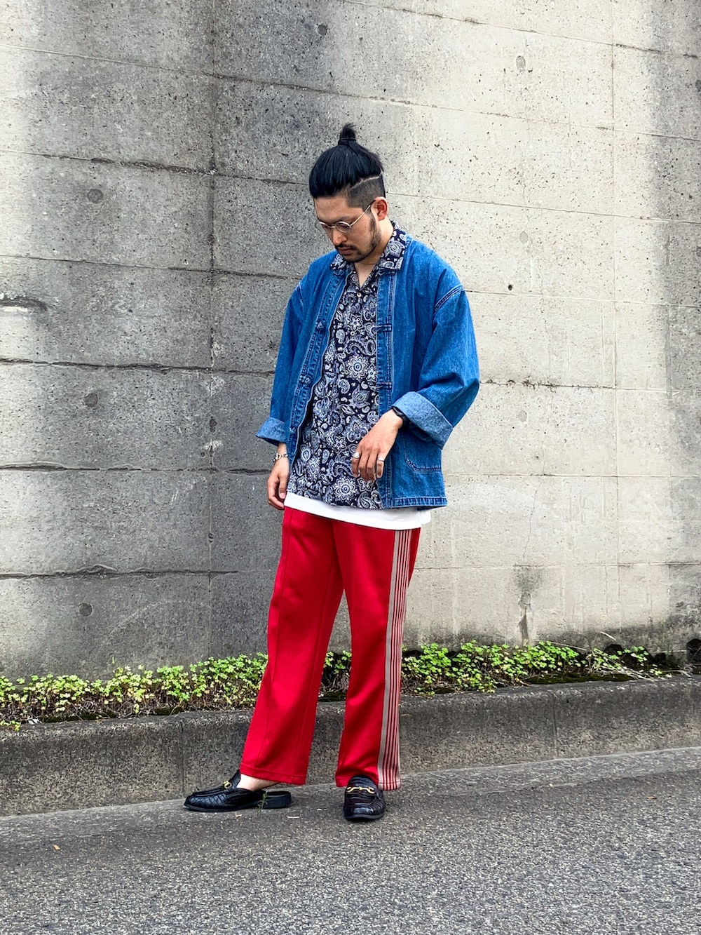 ブルー系のカバーオール、ブルー系のシャツ/ブラウス、レッド系のその他パンツを着用したメンズの夏コーディネートの2枚目の写真