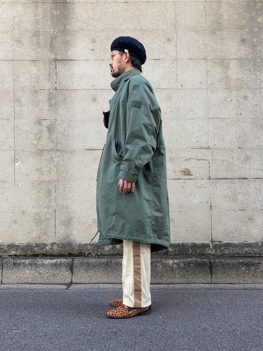 グリーン系のモッズコート、イエロー系のカーディガン/ボレロ、ブルー系のシャツ/ブラウスを着用したメンズの冬コーディネートの4枚目の写真