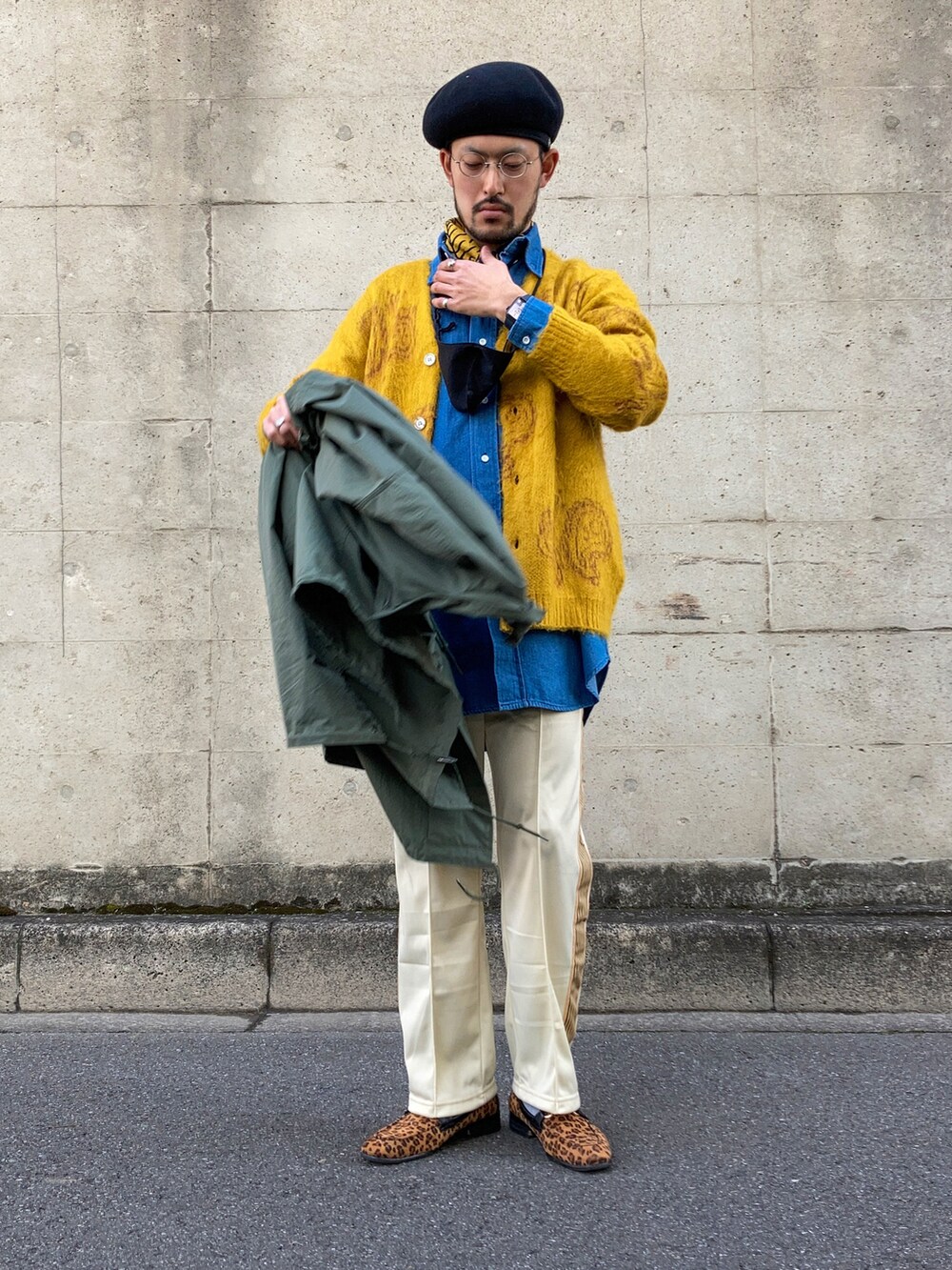 グリーン系のモッズコート、イエロー系のカーディガン/ボレロ、ブルー系のシャツ/ブラウスを着用したメンズの冬コーディネートの5枚目の写真
